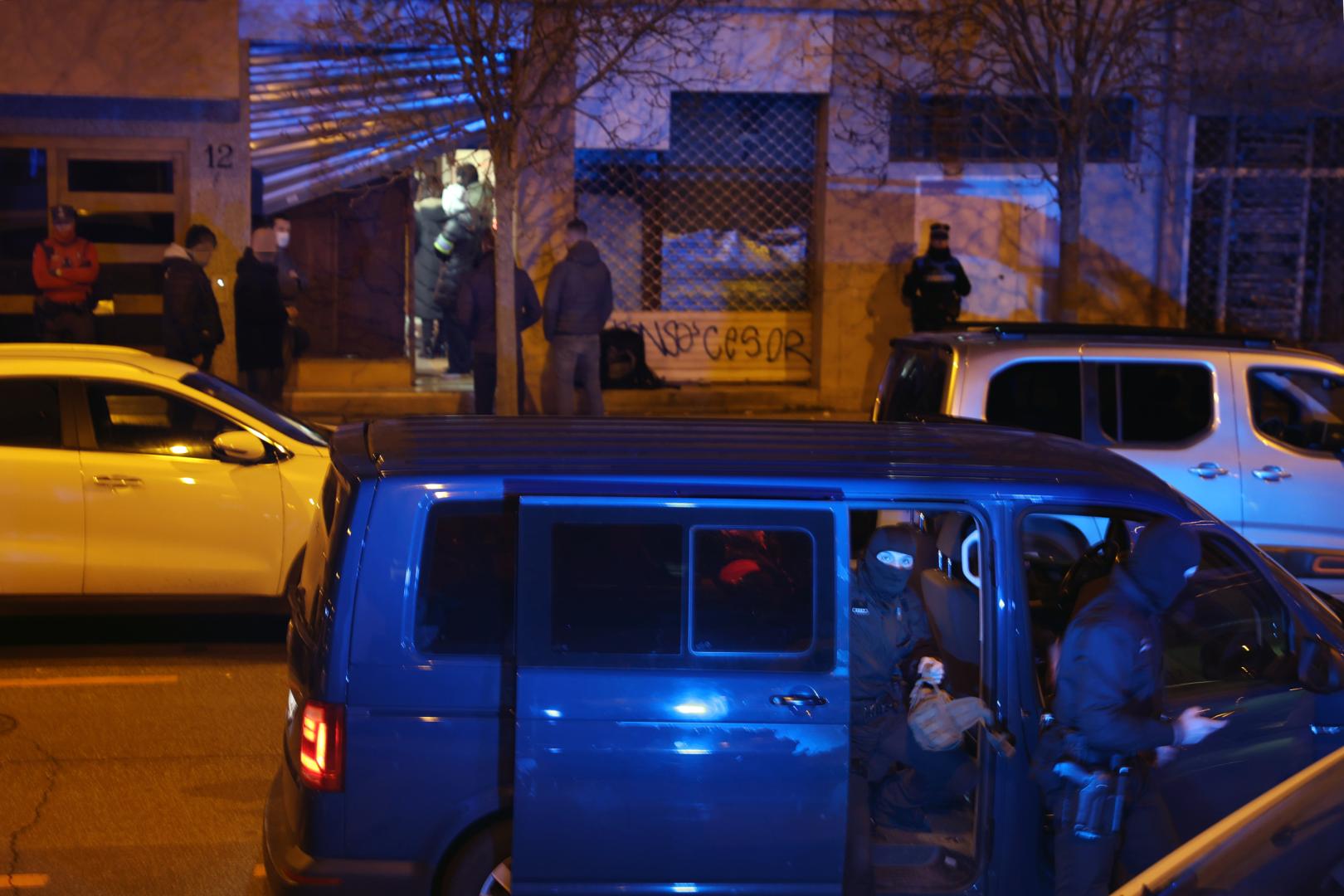 Agentes del GIE de la Policía Foral llegan a Monasterio de Fitero, a las siete y media de la mañana.