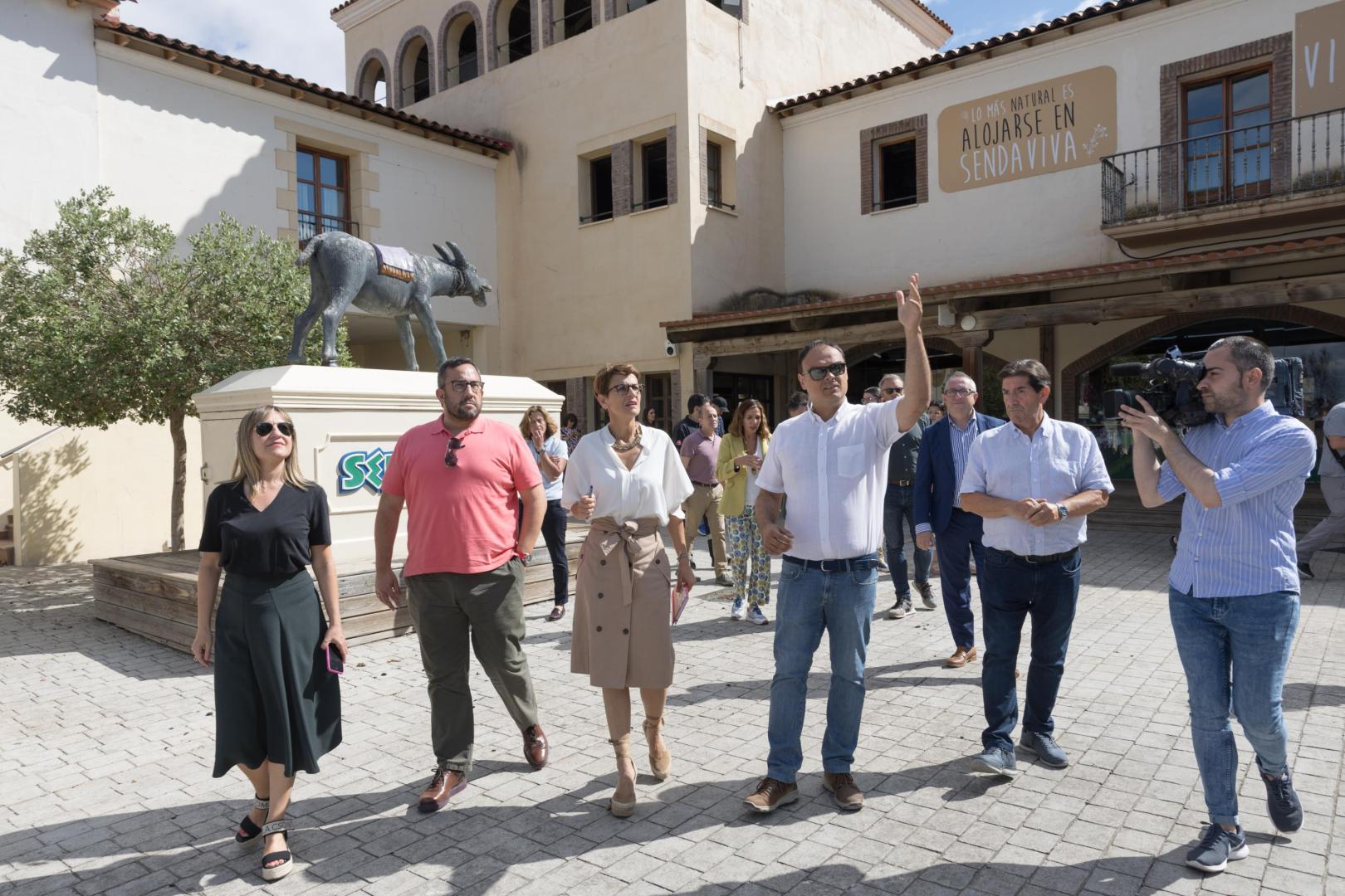Visita de miembros del Gobierno al parque de Sendaviva en 2022, tras los incendios que afectaron a sus instalaciones. La presidenta María Chivite estuvo acompañada por el vicepresidente Javier Remírez y la entonces directora de Interior, Amparo López.