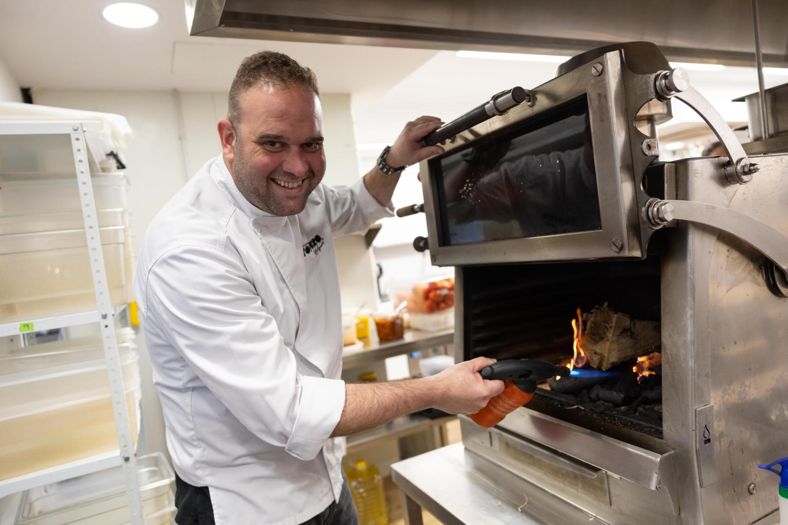 El chef José Aguado Sada, en su cocina del Restaurante Topero