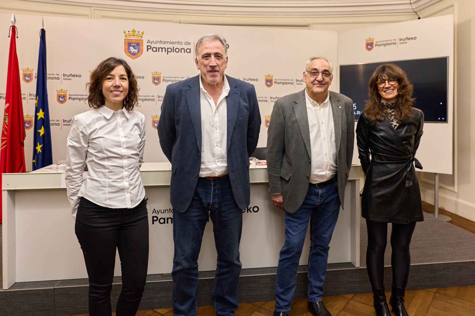 Beatriz Gallego (Labrit Multimedia), el alcalde Joseba Asiron, Alfredo Ansoáin (Cátedra de Patrimonio Inmaterial de Navarra) y la concejal Maider Beloki