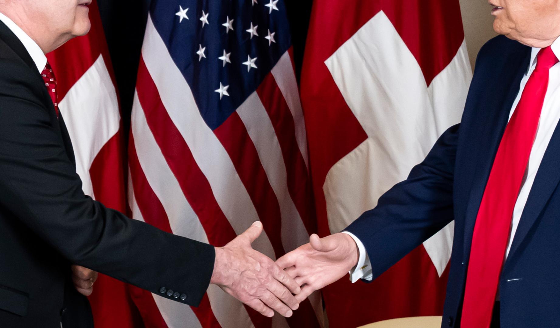 El presidente de Suiza, Guy Parmelin, y Donald Trump se estrechan la mano en Davos