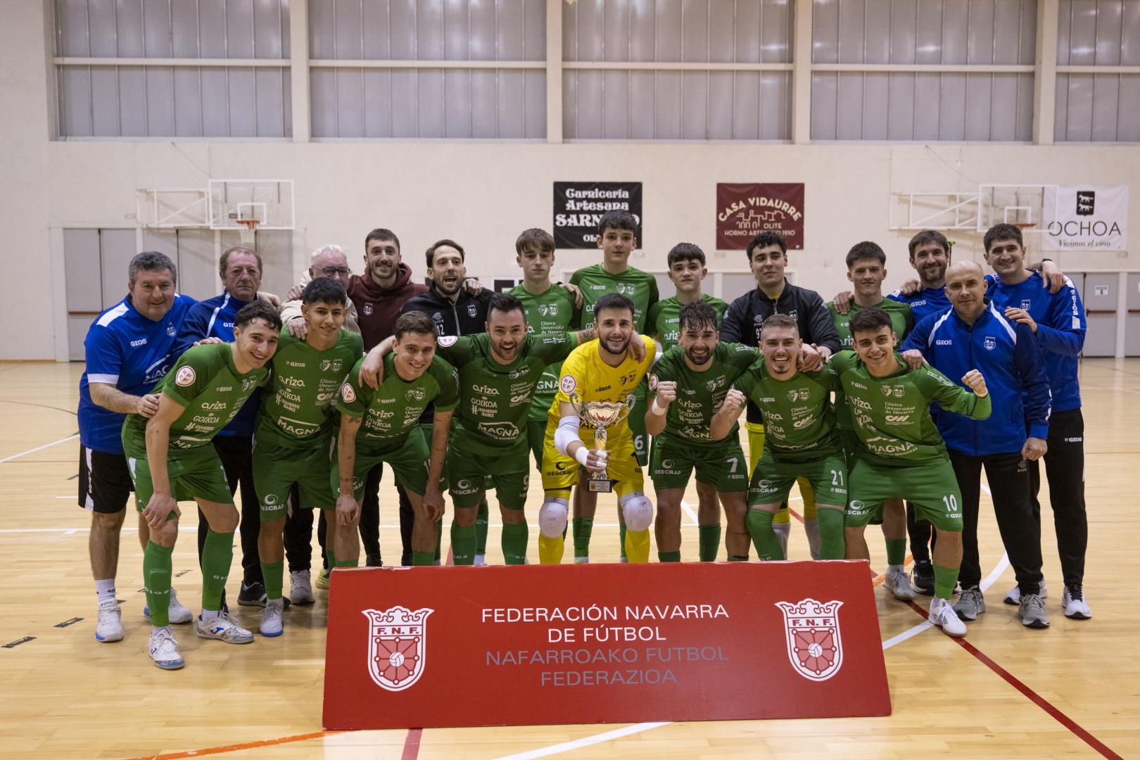 Los jugadores y cuerpo técnico de Osasuna Magna celebran la Copa Navarra