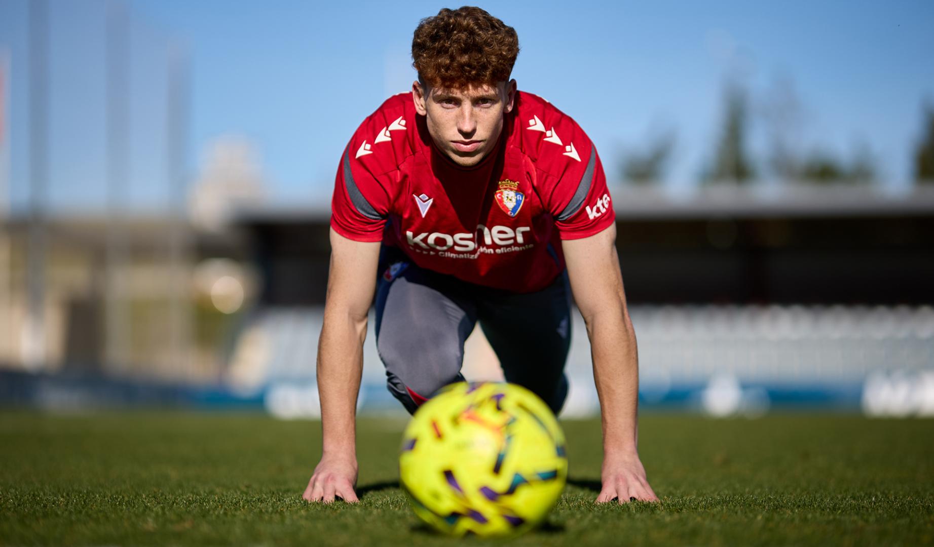 Víctor Muñoz, el velocista de la Liga, posa en las instalaciones de Tajonar en posición de salida como un corredor detrás del balón