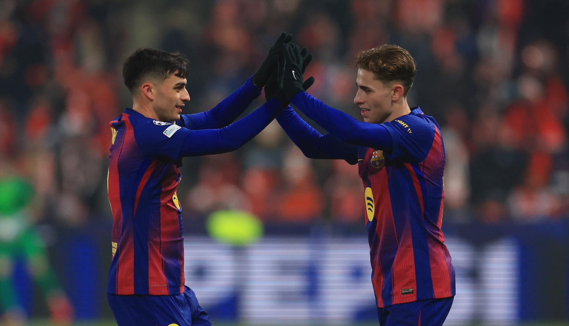 Fermín celebra con su compañero Pedri el 1-2 ante el Slavia de Praga