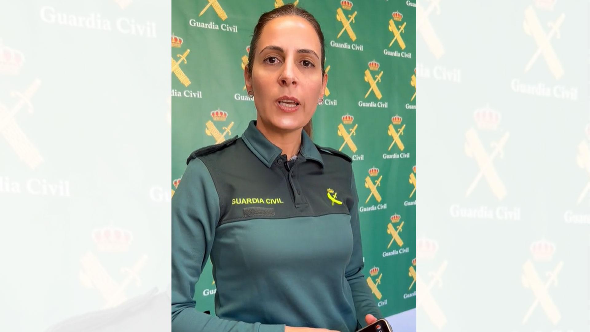 Una agente de la Guardia Civil de Navarra advierte en un vídeo de las estafas que se producen durante las rebajas