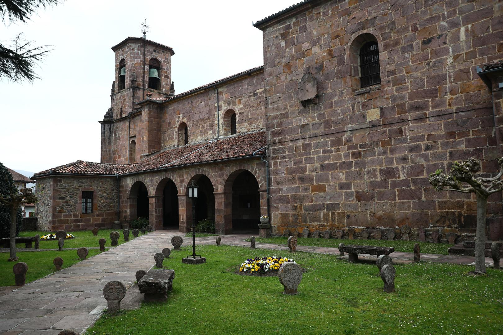 Estelas en la iglesia de Etxalar.