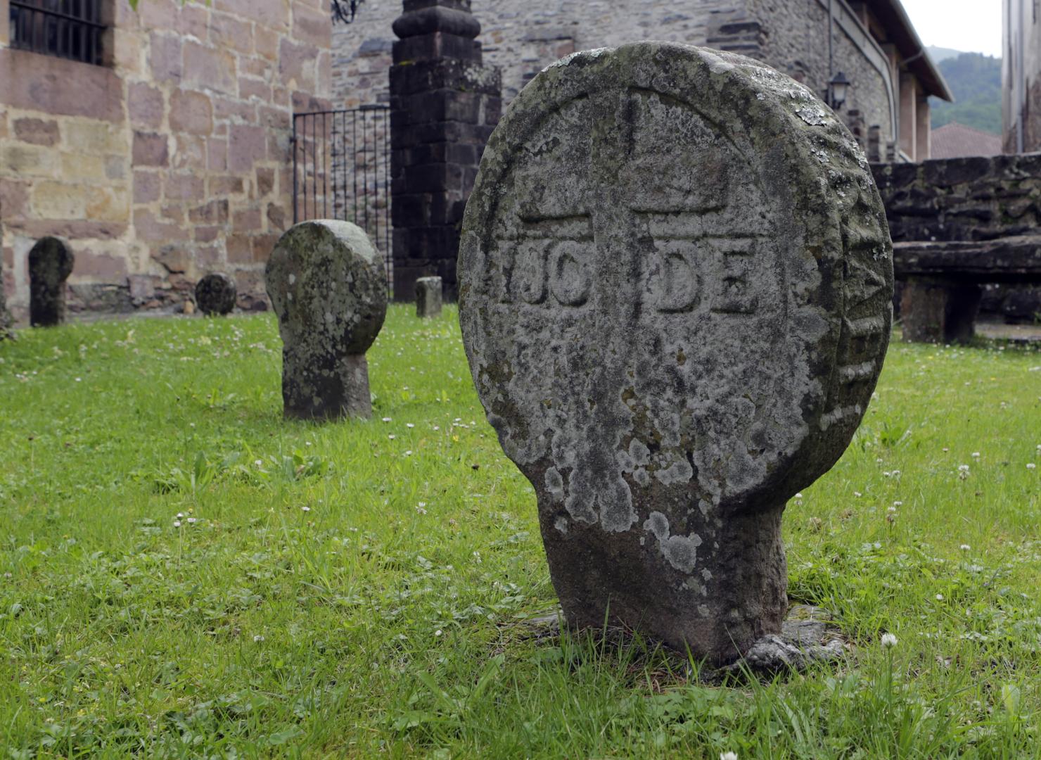 La estela más antigua de la iglesia de Etxalar, fechada en 1725 y única con inscripción en el canto