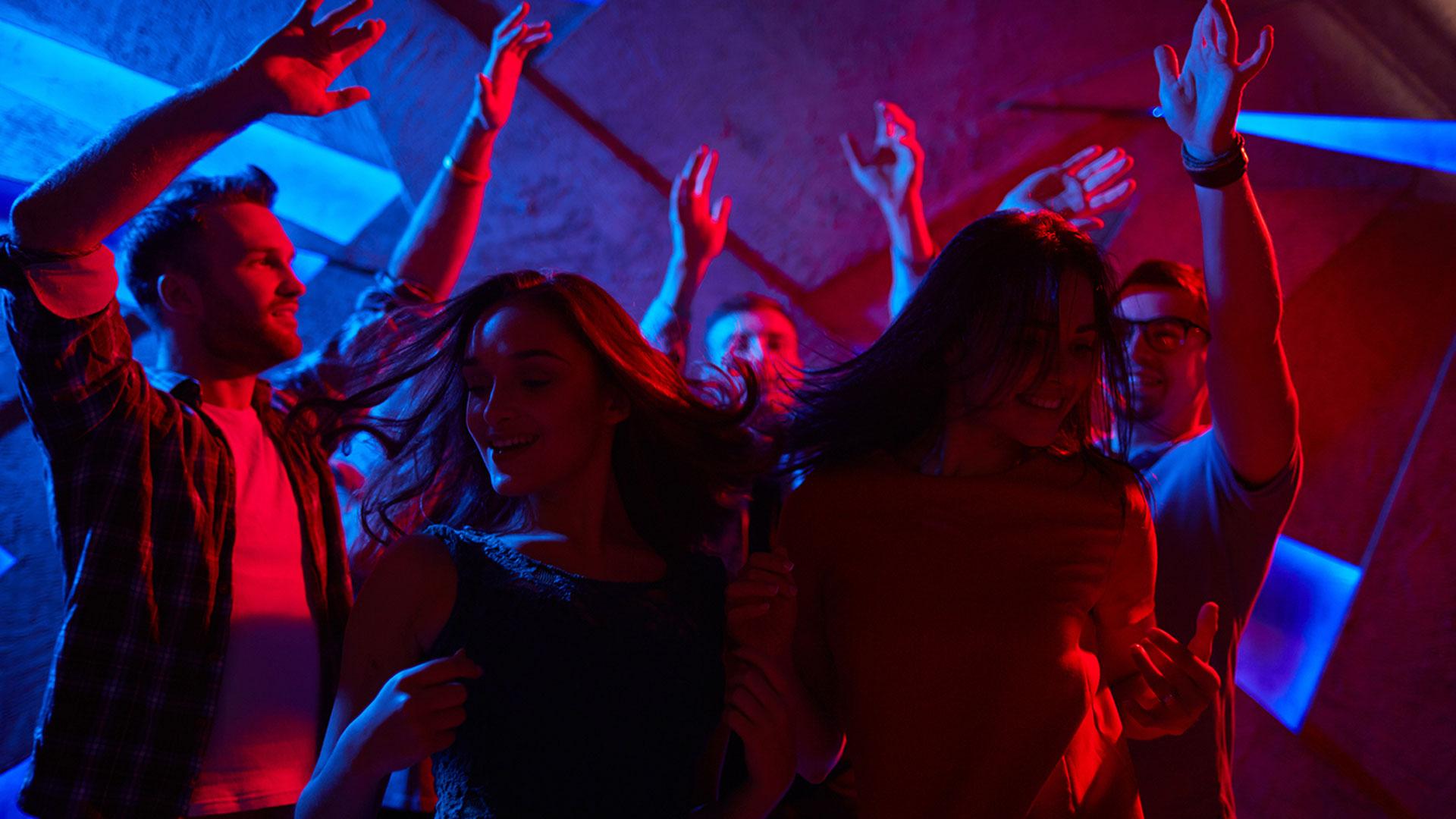 Varias personas bailando y disfrutando del ocio nocturno