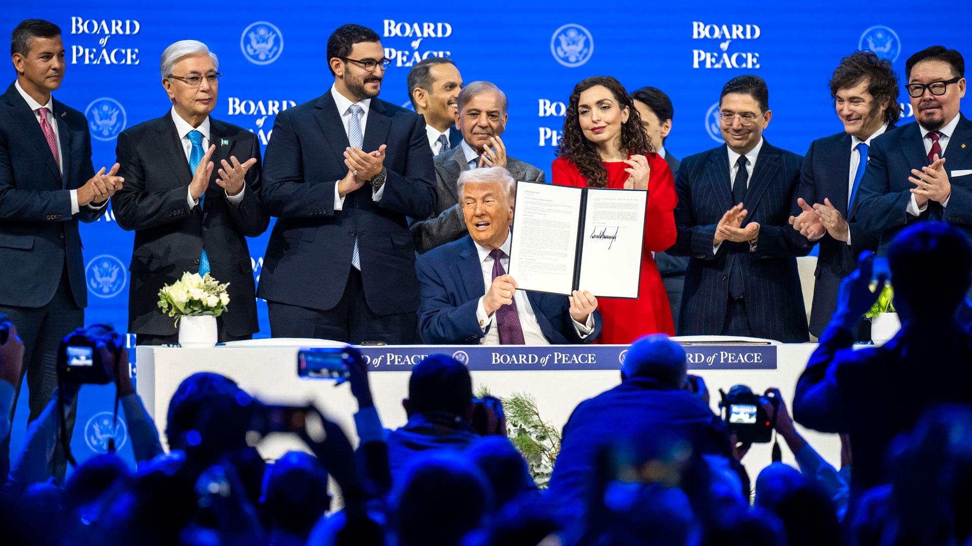El presidente de Estados Unidos, Donald Trump, sostiene la carta fundacional de "Junta de la Paz" en el Foro Económico Mundial en Davos