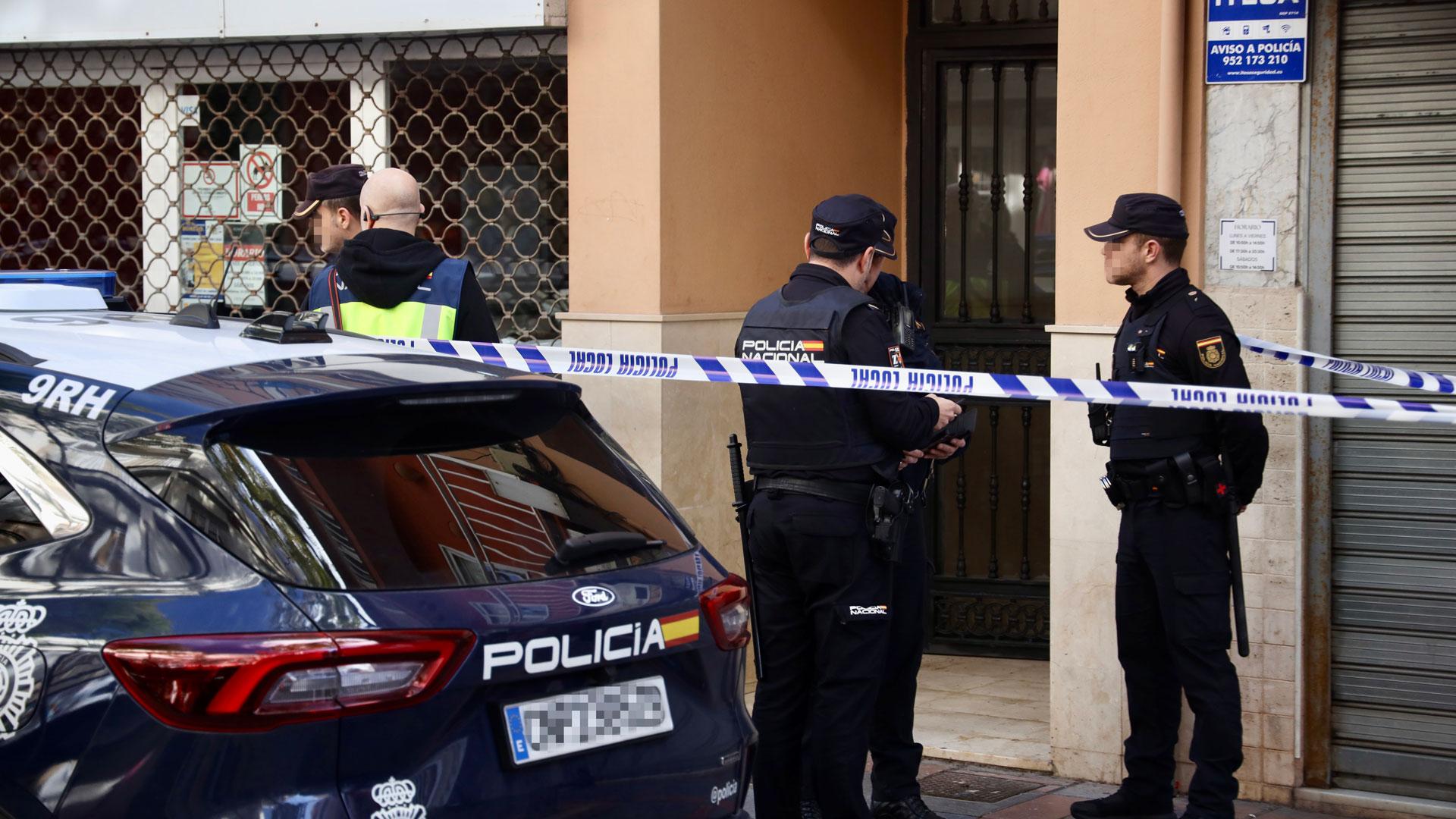 Agentes de la Policía Nacional custodian la entrada al domicilio de Fuengirola en el que un joven ha atacado mortalmente a sus padres para tirarse posteriormente desde una azotea falleciendo en el lugar
