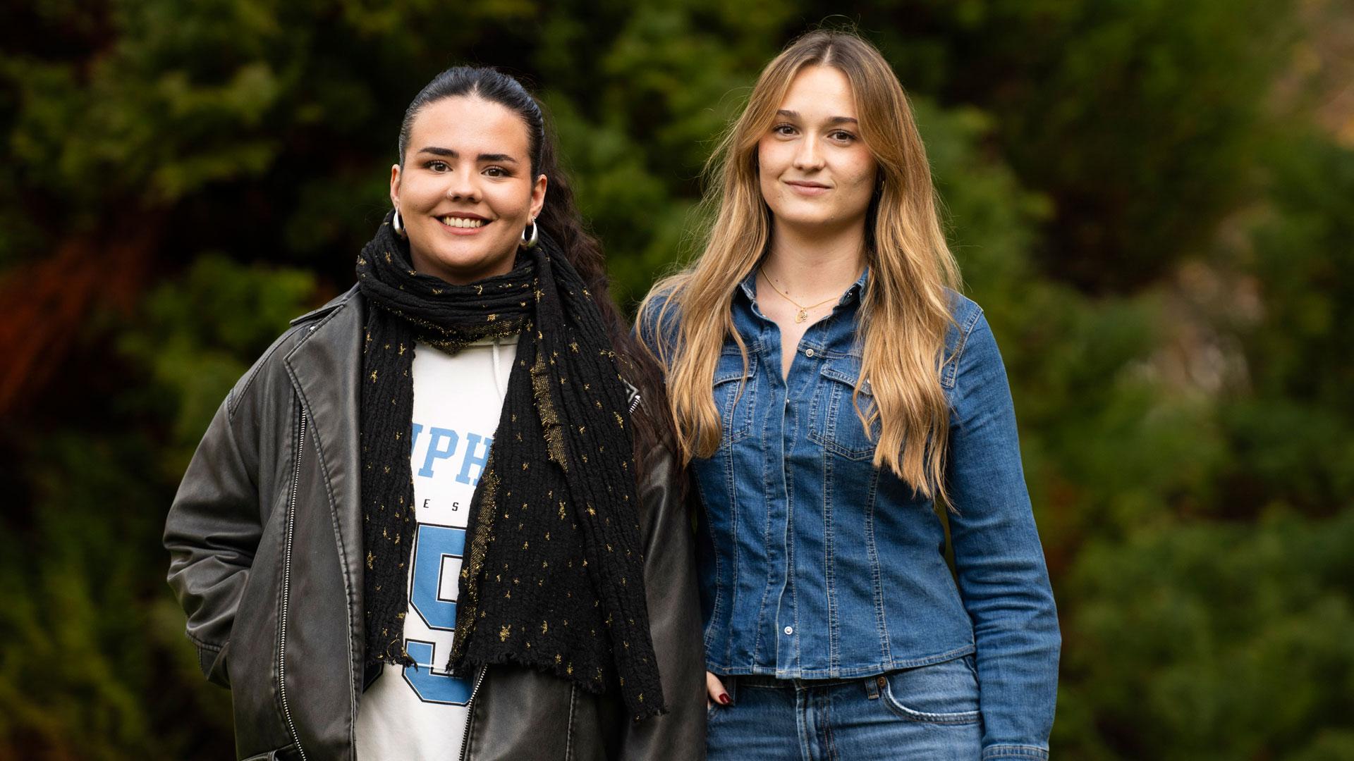 Aitziber Peláez (izq.) y Laura Garnica, autoras de la aplicación Kino, en el campus de Arrosadia de la UPNA