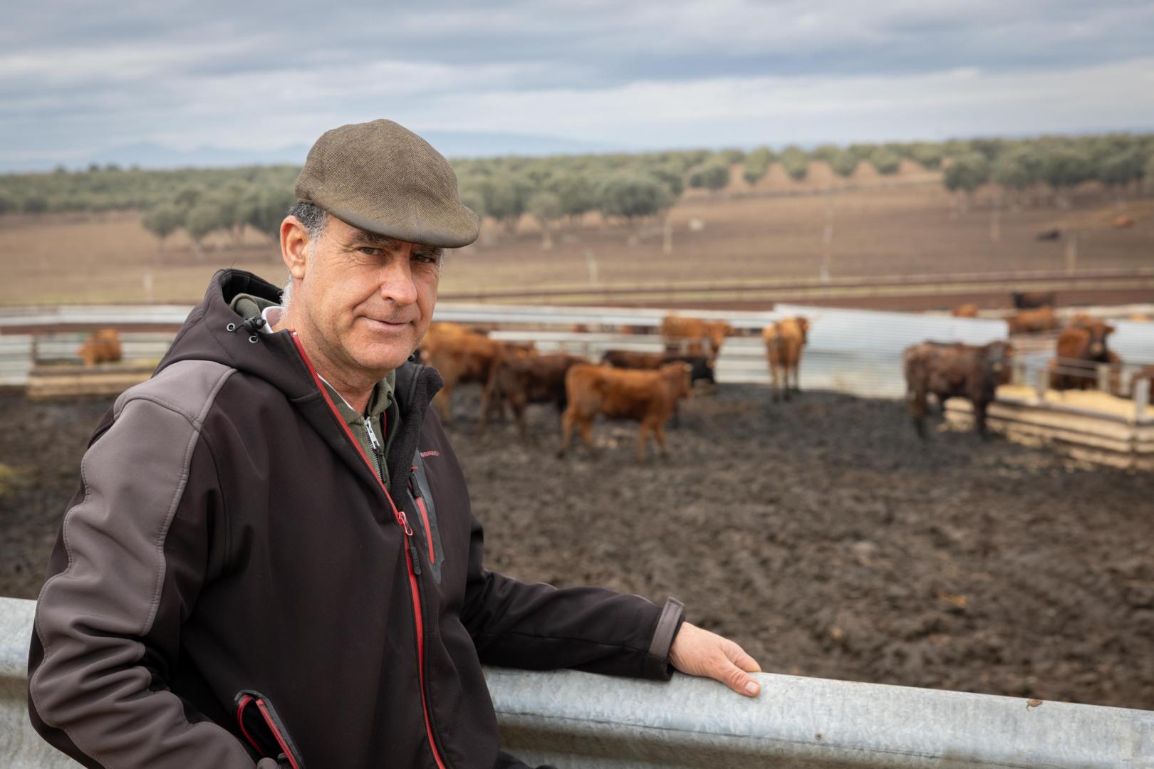 Víctor Arriazu, presidente de la Asociación Navarra de Ganaderos de Reses Bravas, en su finca en Ablitas
