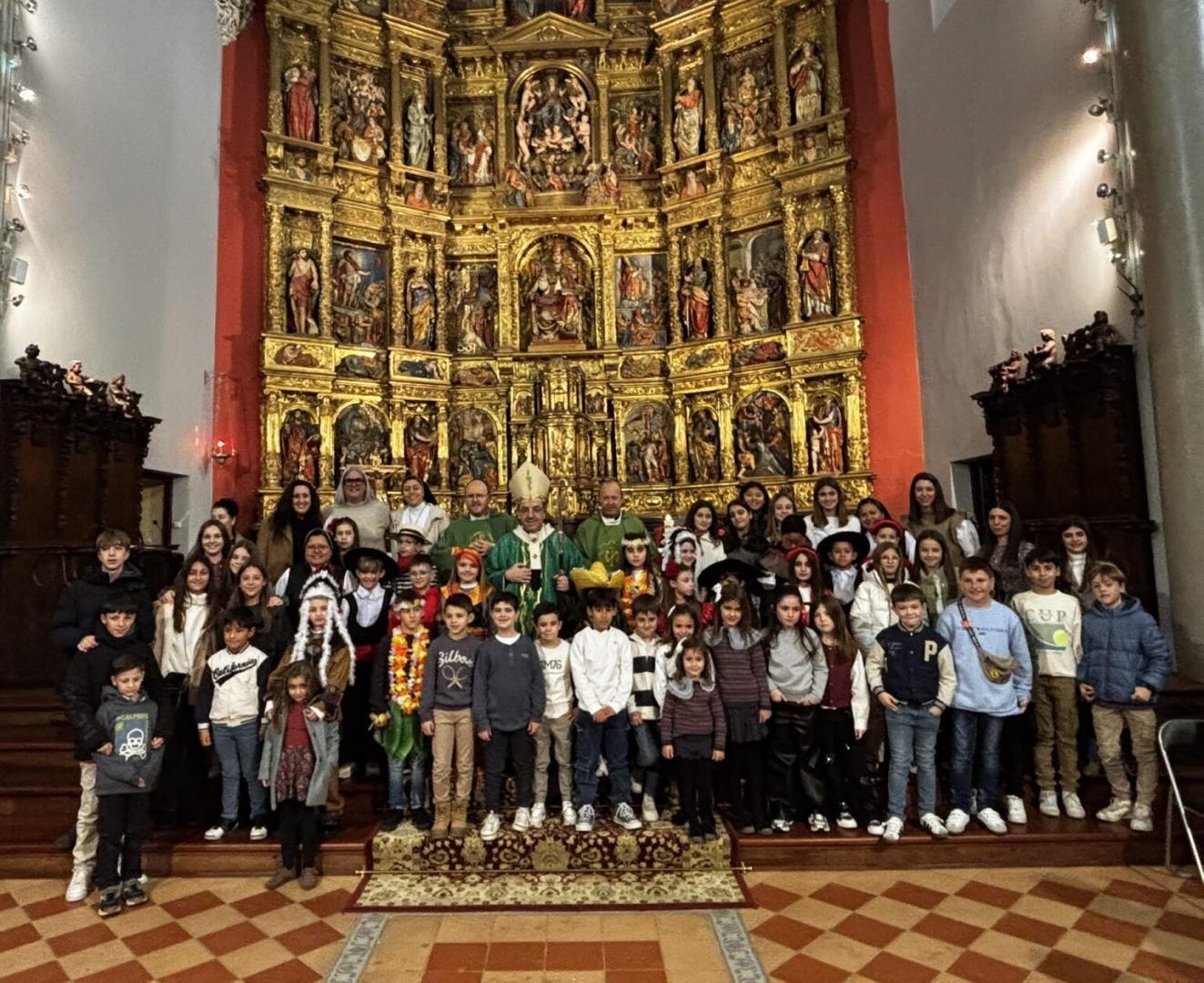 Los escolares posan en la iglesia de Santa María de Valtierra con el arzobispo Florencio Roselló, el delegado de misiones Óscar Azcona, y el párroco de Valtierra y Arguedas,
