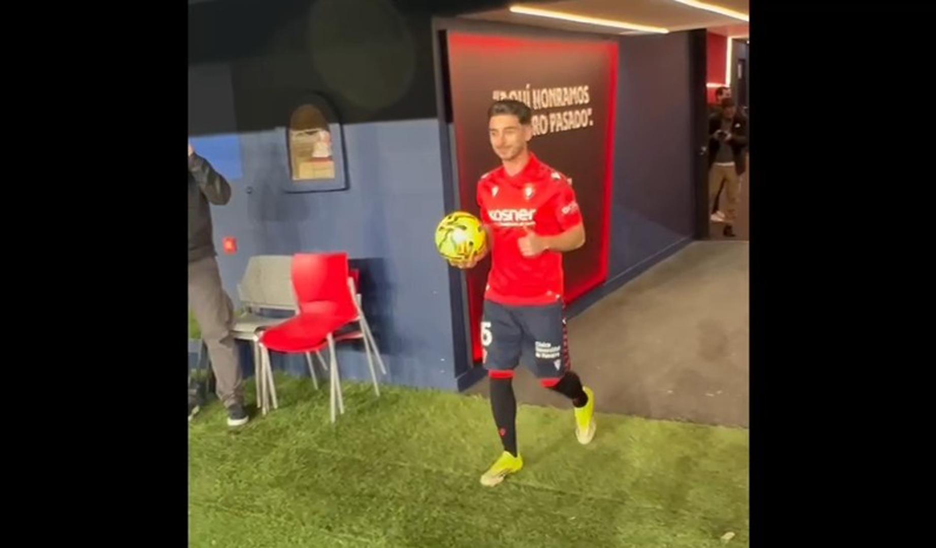 Raúl Moro salta al césped de El Sadar