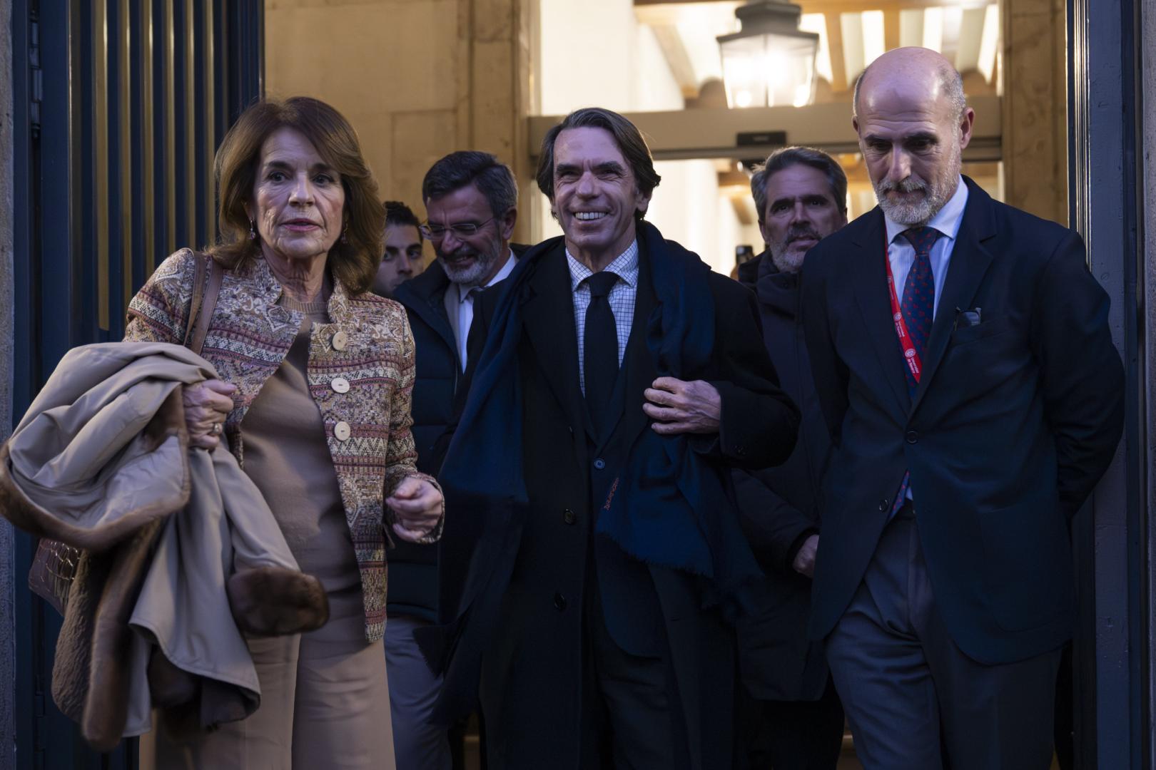 José María Aznar, saliendo esta tarde del Edificio Central de la Universidad de Navarra. A su lado, su esposa, Ana Botella