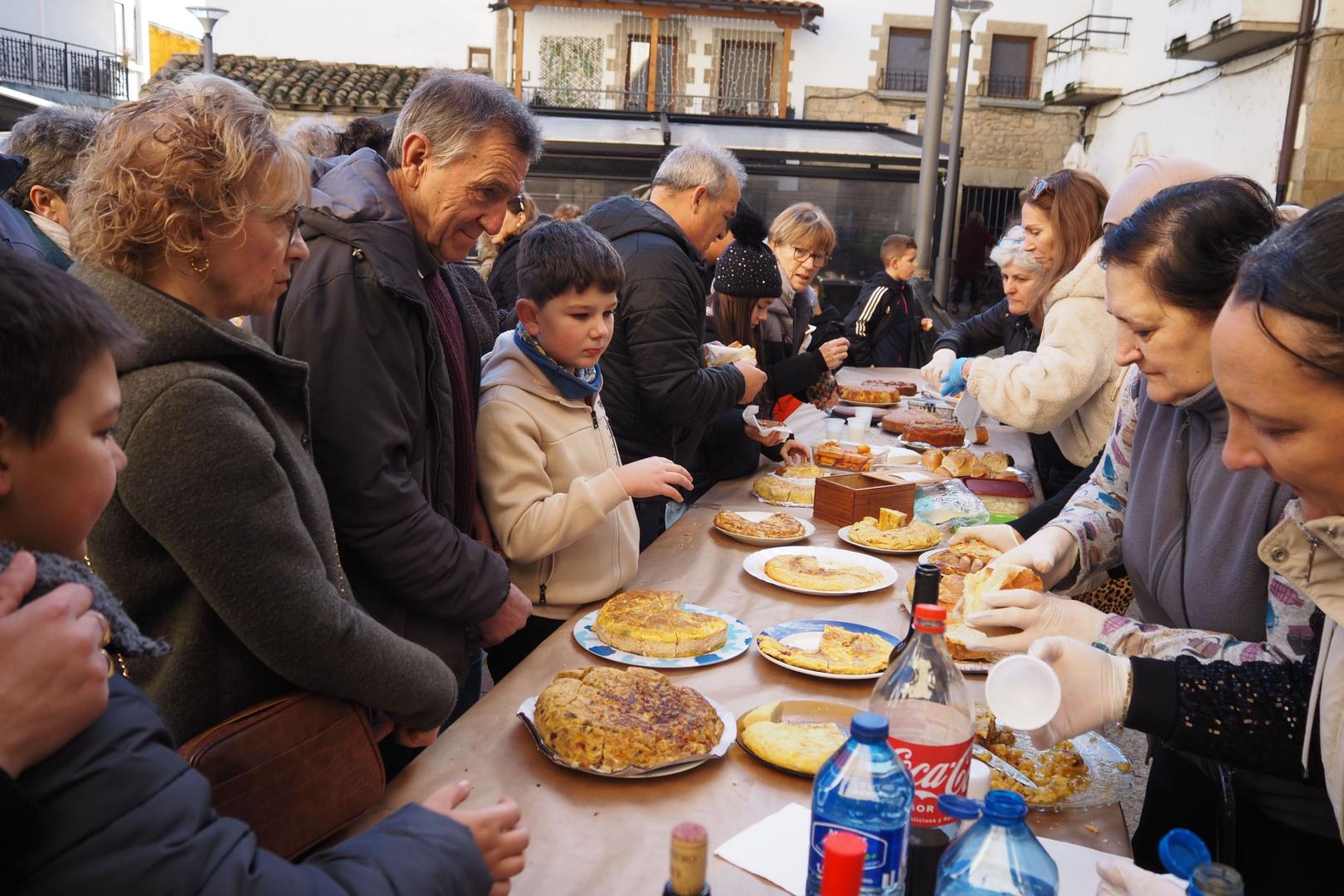 Madres y profesoras sirvieron el almuerzo solidario en Cáseda este jueves 22 de enero