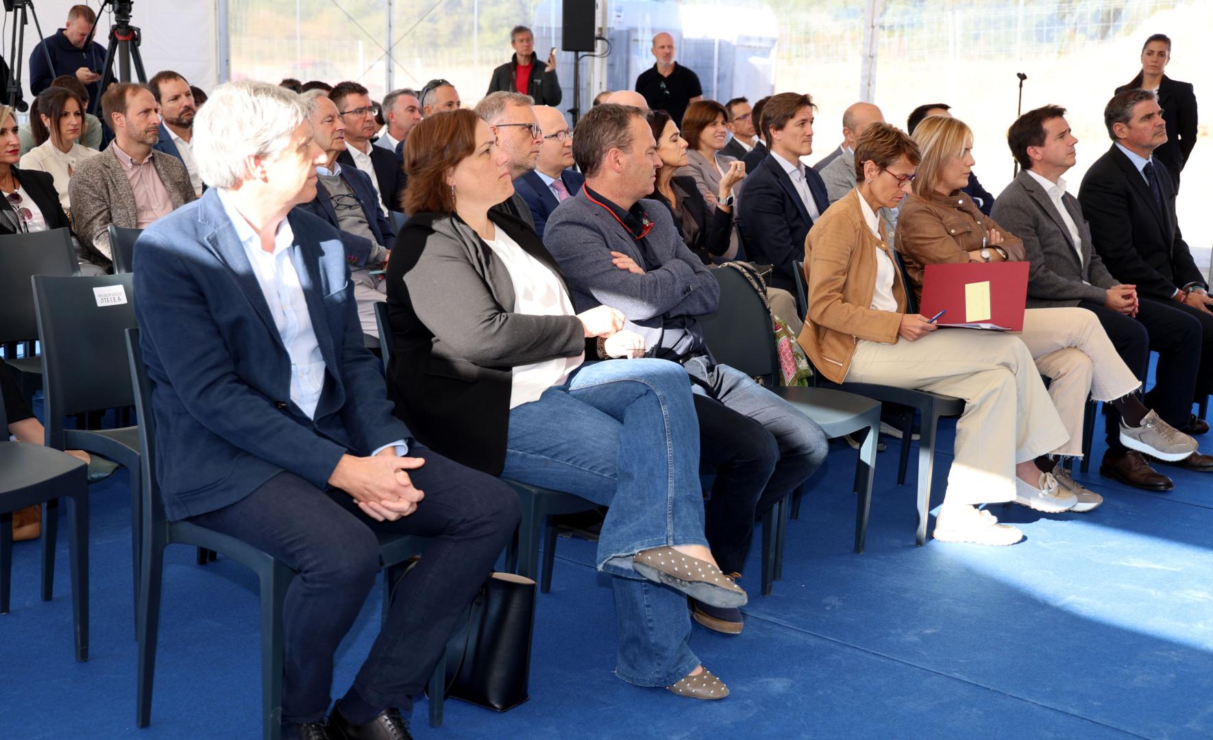 magen del pasado octubre en Oteiza, con autoridades y representantes de las empresas en la colocación de la primera piedra de la nue va línea de transporte de energía eléctrica Tierra Estella-Muruarte.                                                      sonia salsamendi