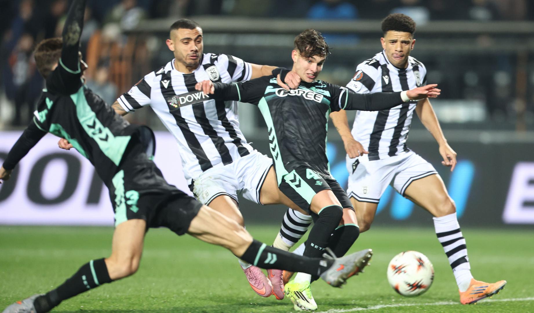 Giorgos Giakoumakis del Paok, en un momento del partido ante el Betis
