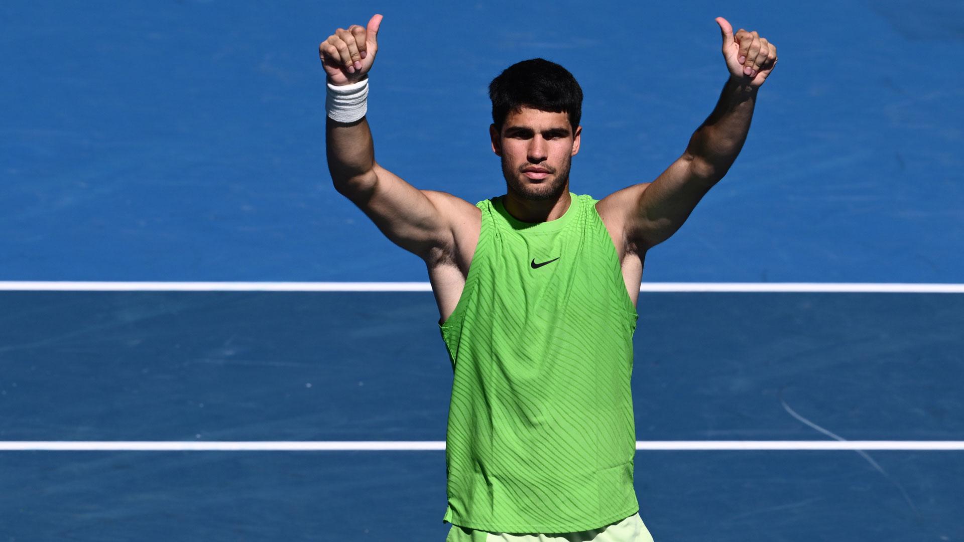 Carlos Alcaraz celebra su victoria ante el francés Corentin Moutet y el pase a octavos de final del Abierto de Australia