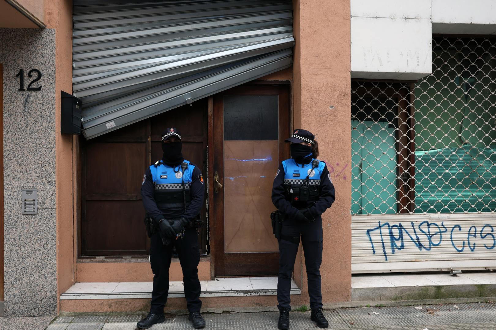 Dos policías municipales custodian la bajera este miércoles por la mañana.