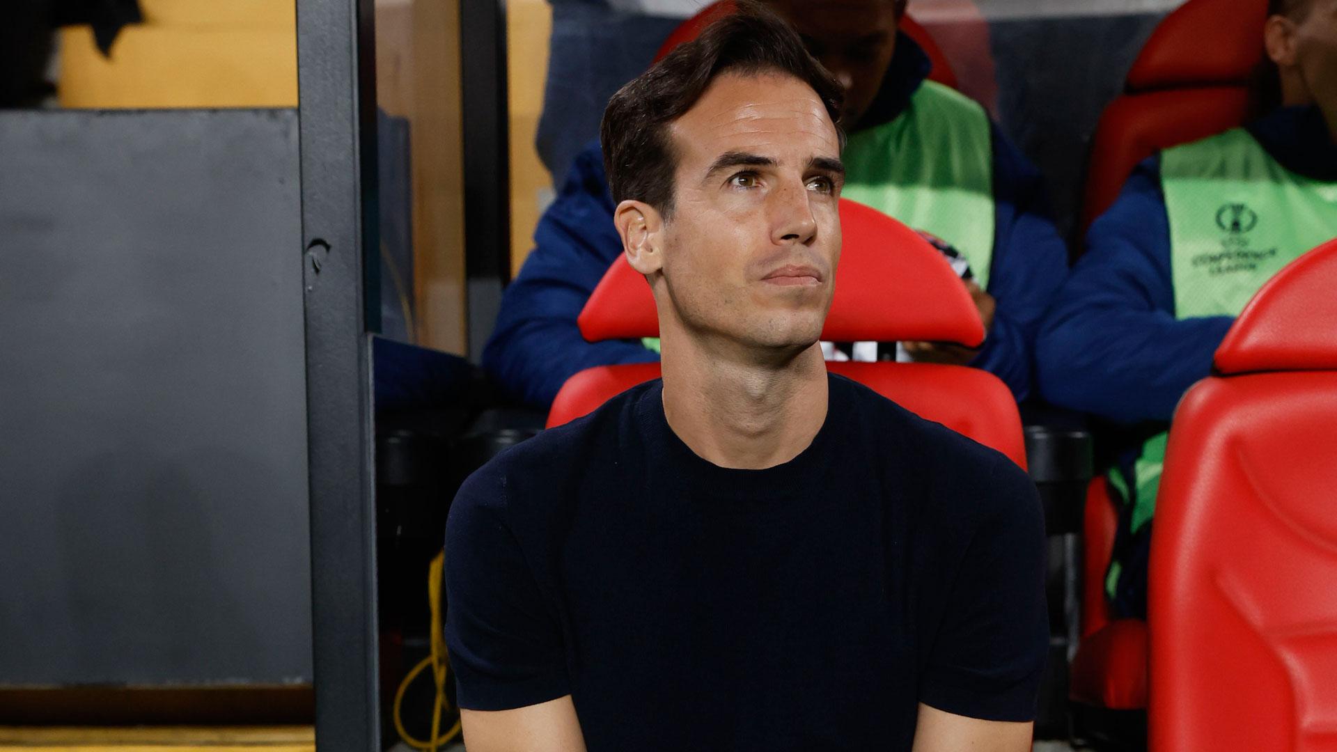 El entrenador del Rayo, Íñigo Pérez, sentado en el banquillo de Vallecas