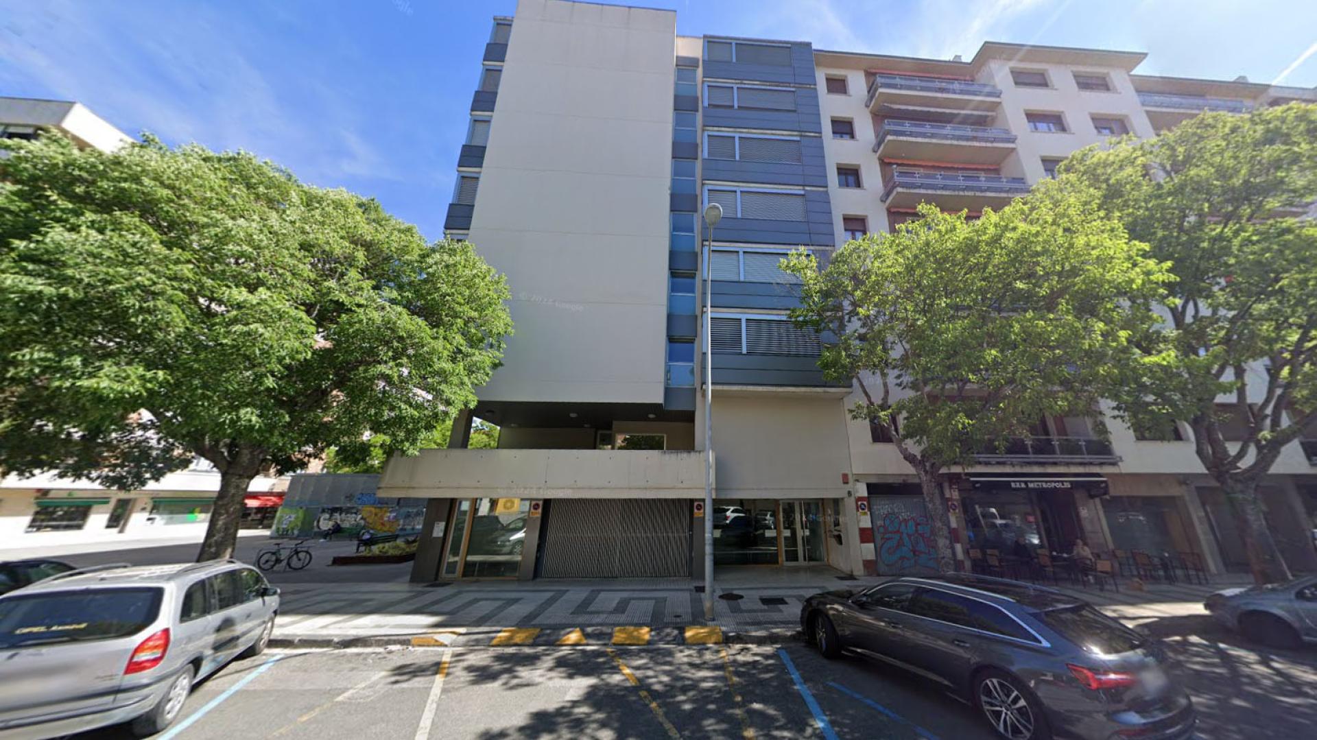 Edificio donde están ubicados los aparcamientos en Serafín Olave