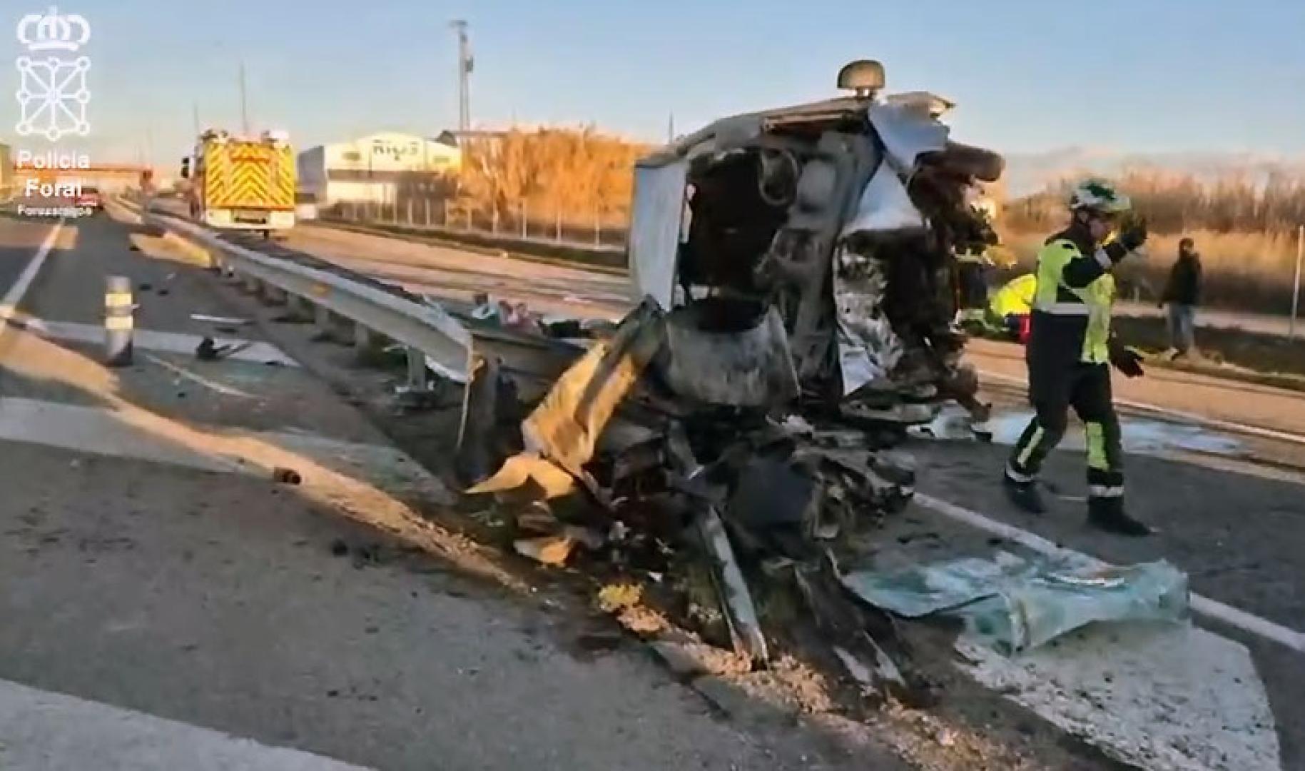 Siete personas que viajaban en una furgoneta han resultado heridas de diversa consideración este viernes tras sufrir una salida de vía con vuelco a la altura del kilómetro 105,8 de la A-68, en el término municipal de Ribaforada.