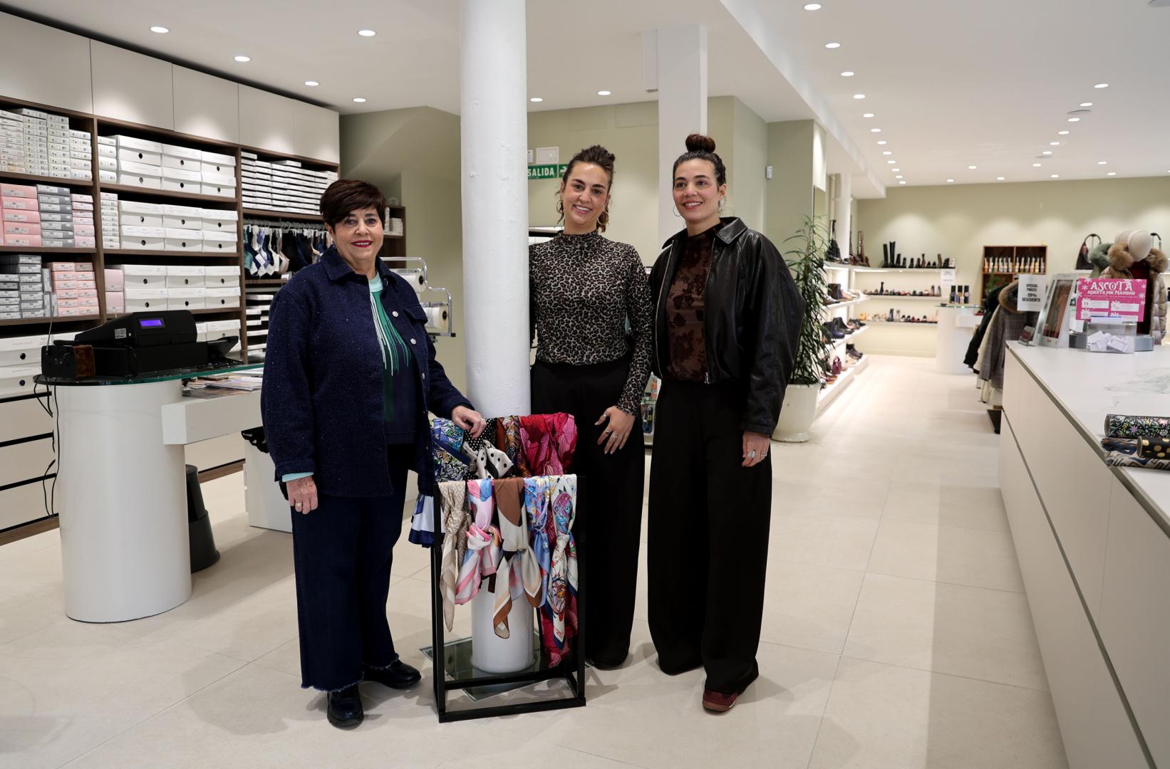 Isabel Iriso Martinena, junto a sus hijas Natalia y Ana Álvarez Iriso
