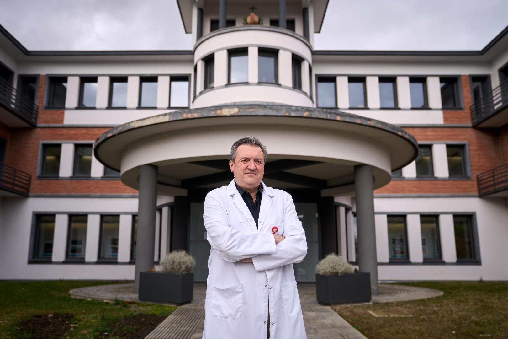*El neurólogo David Ezpeleta posa delante del Hospital San Juan de Dios de Pamplona, donde trabaja.