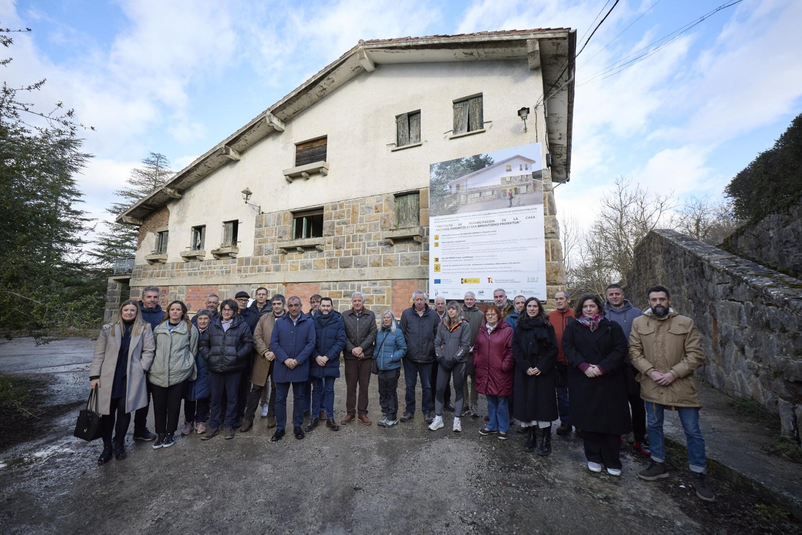 Representantes locales y forales, y personal técnico, ante la fachada de Casa Ascunce en Navascués