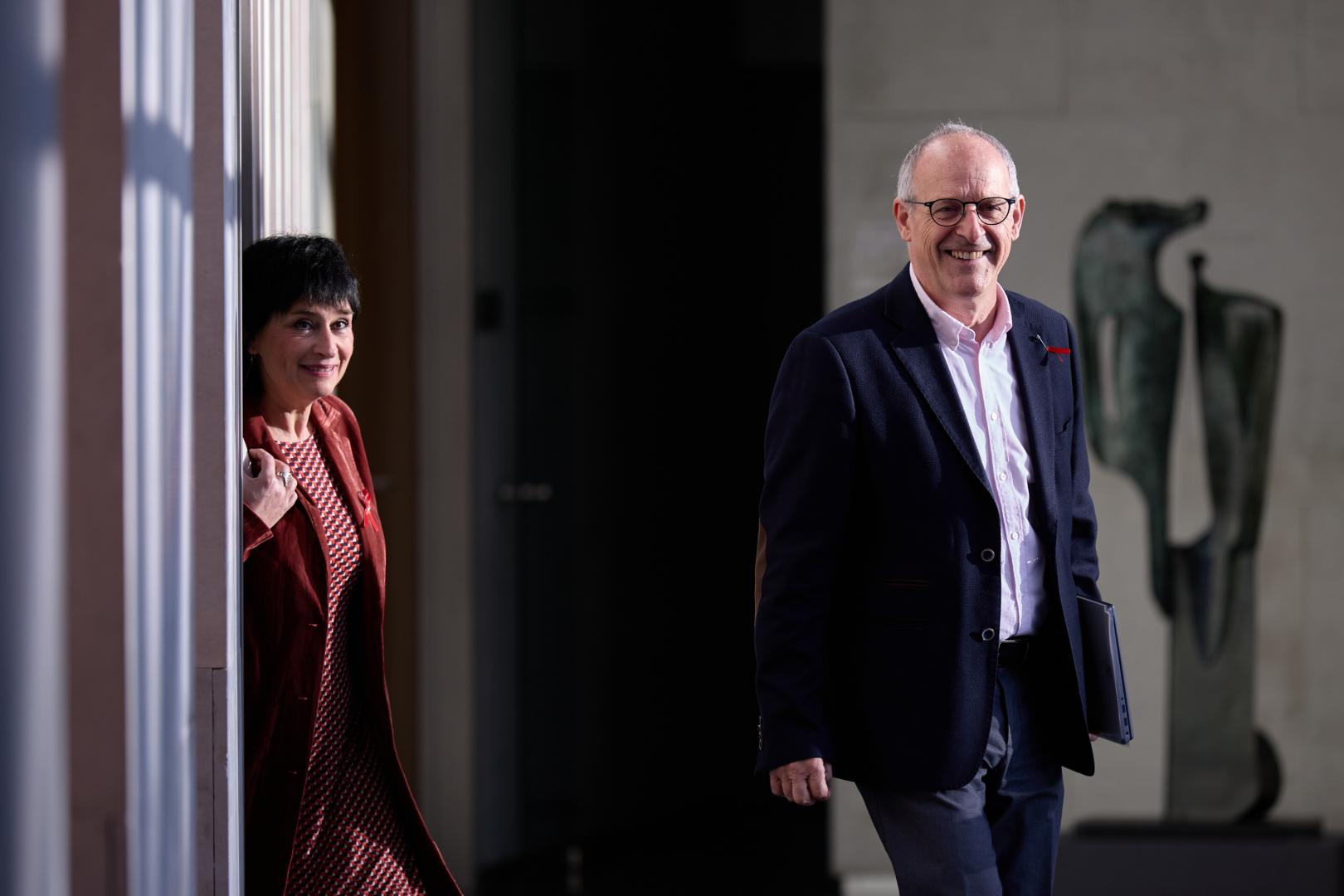 Adolfo Araiz y Laura Aznal, de EH Bildu, en un pasillo del Parlamento de Navarra esta legislatura
