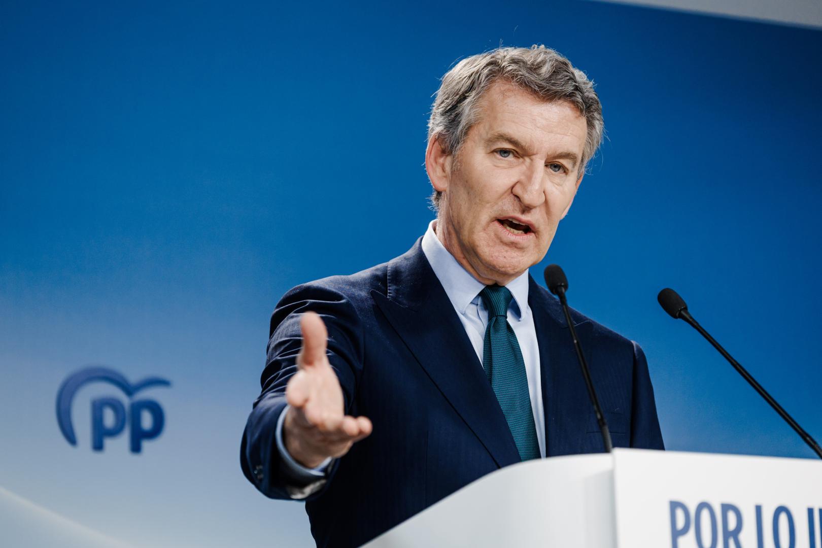 El presidente del Partido Popular, Alberto Núñez Feijóo, durante una rueda de prensa, en la sede del PP.