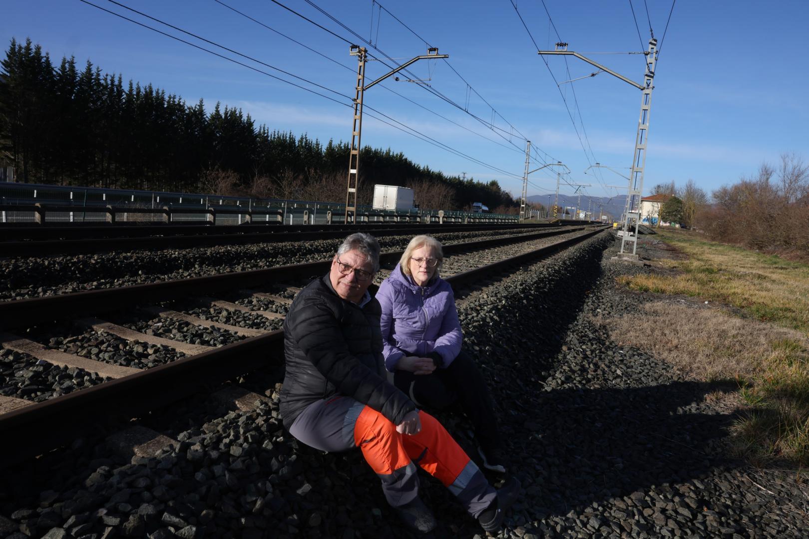 Antonio Zubieta y Pili Sesma viven junto a la vía donde ocurrió el accidente, el 31 de marzo de 1997, en Uharte Arakil. Fueron los primeros en atender a los heridos y en alertar al 112.