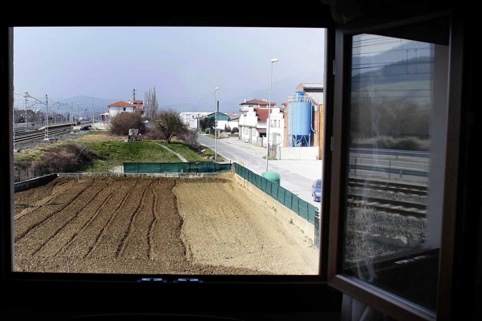 Ventana por la que Javier, entonces de 5 años, vio desaparecer el tre