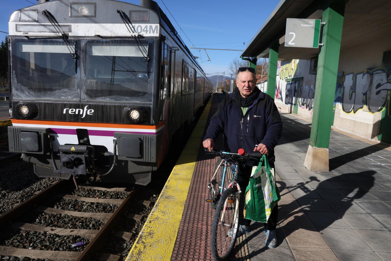 José Mari Olasagarre, de 72 años, espera con su bicicleta al tren regional que se dirige a Pamplona.