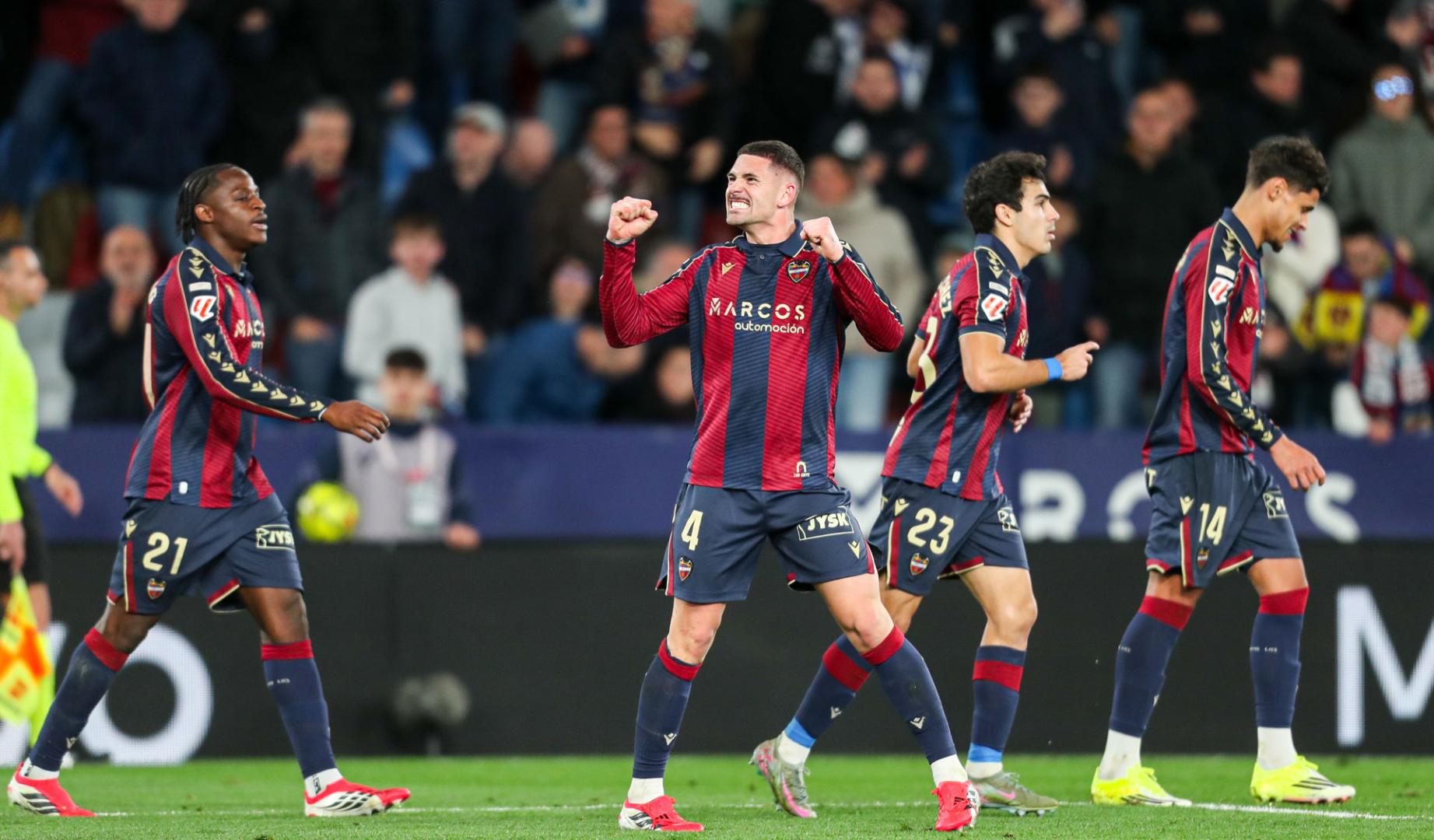 El jugador del Levante Adrián de la Fuente celebra uno de los goles ante el Elche