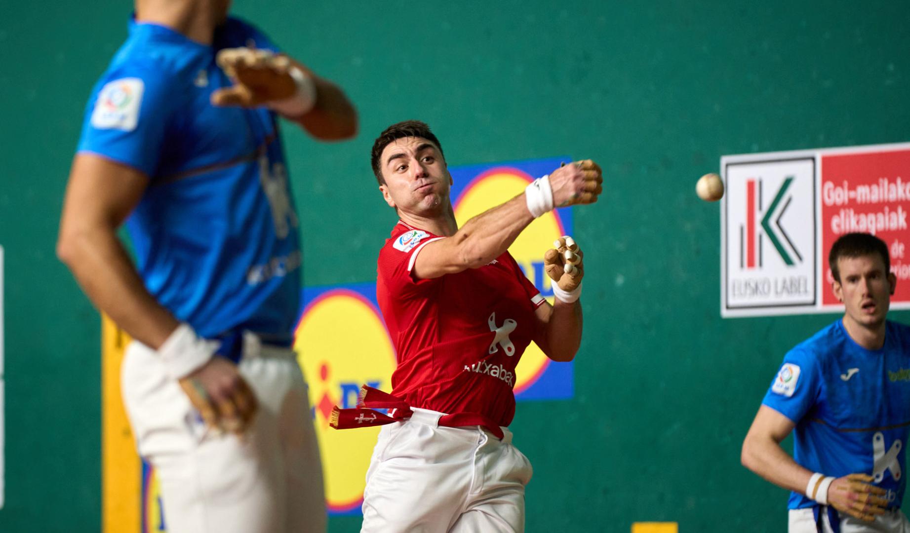 Peio Etxeberria golpea a una pelota en un partido anterior.