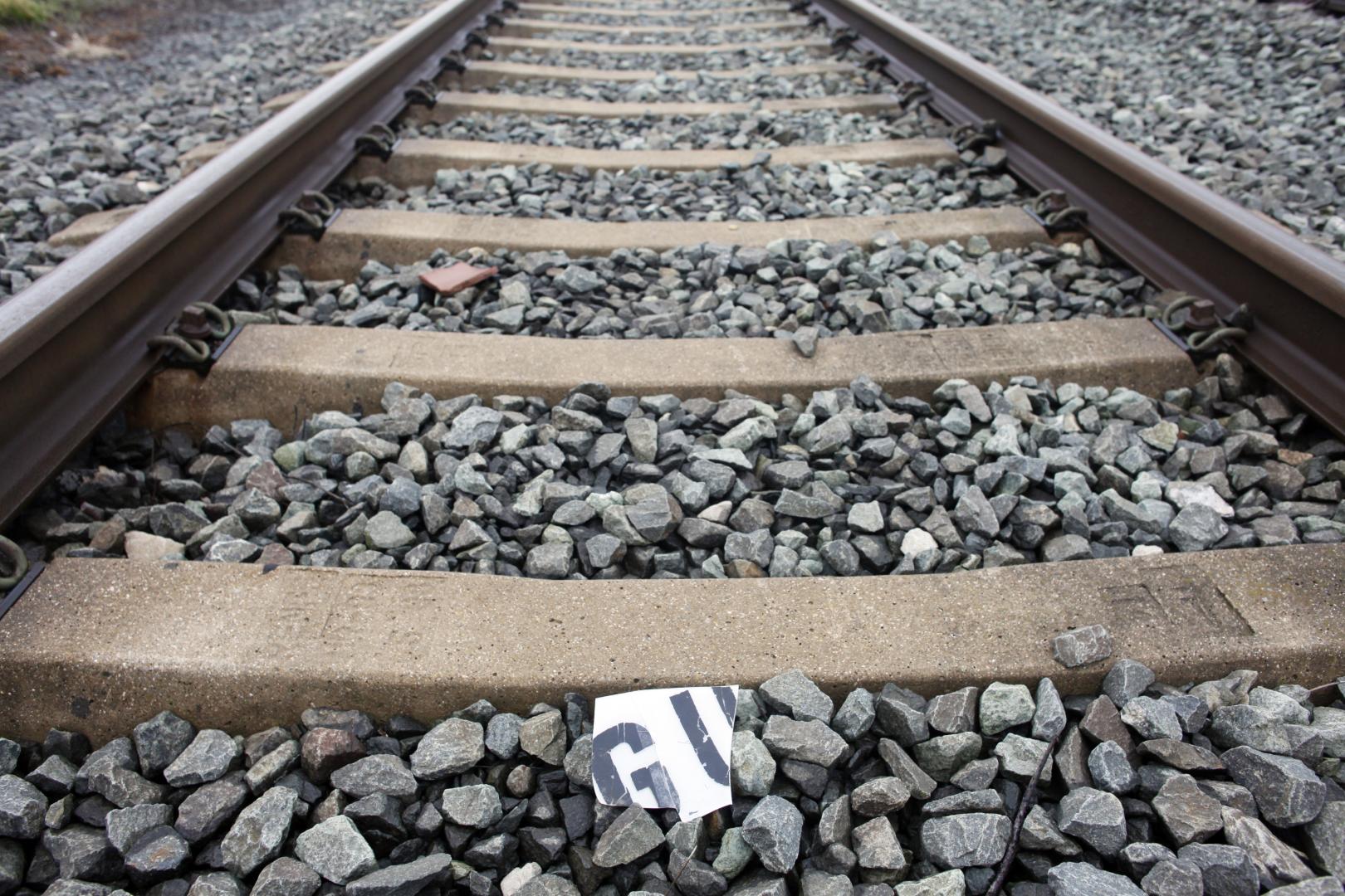 Parte del nombre del Intercity siniestrado en 1997 en Uharte Arakil quedó en la vía tras el accidente y lo guardaron de recuerdo.