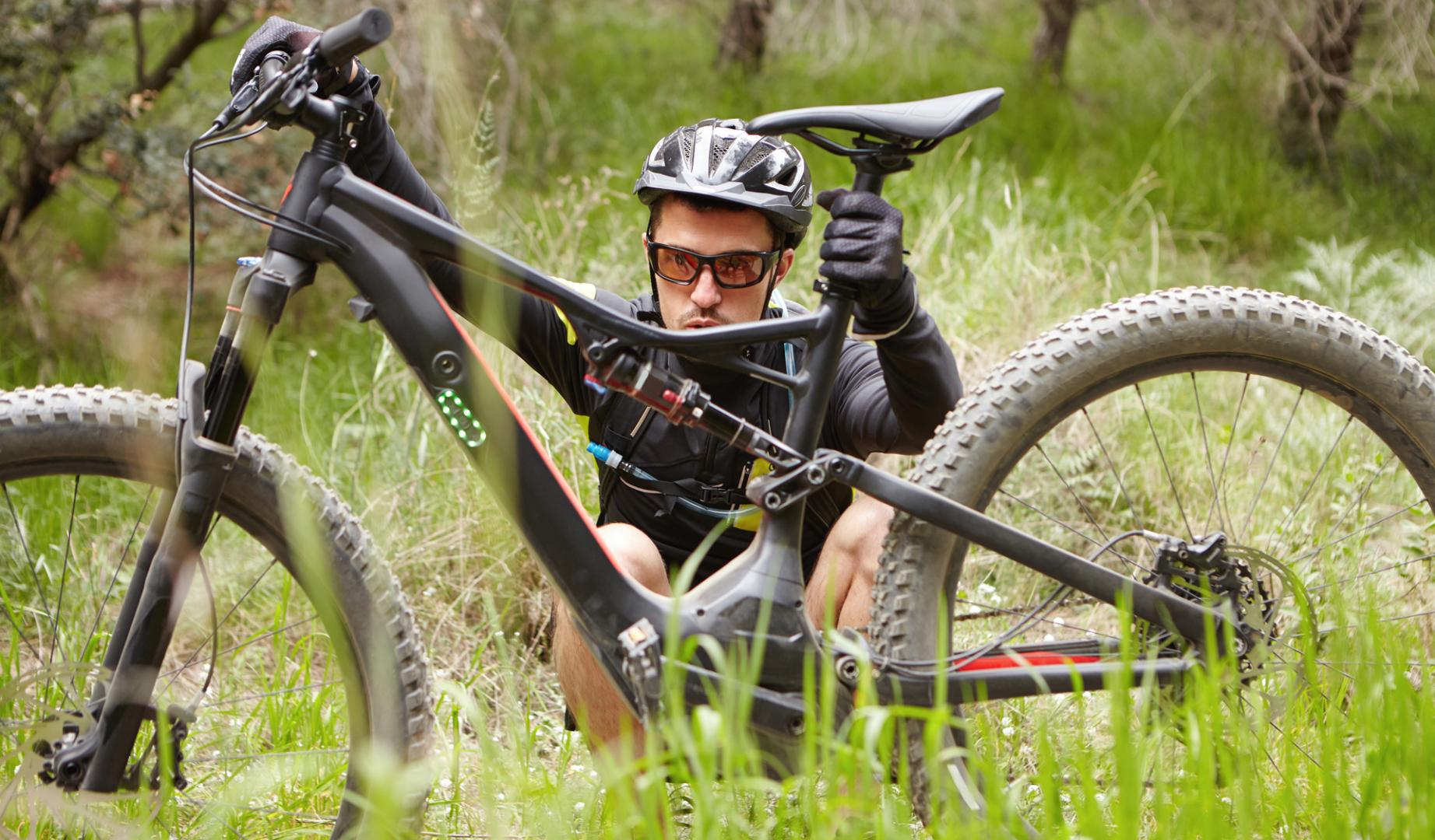 Un ciclista, con una bicicleta de montaña eléctrica