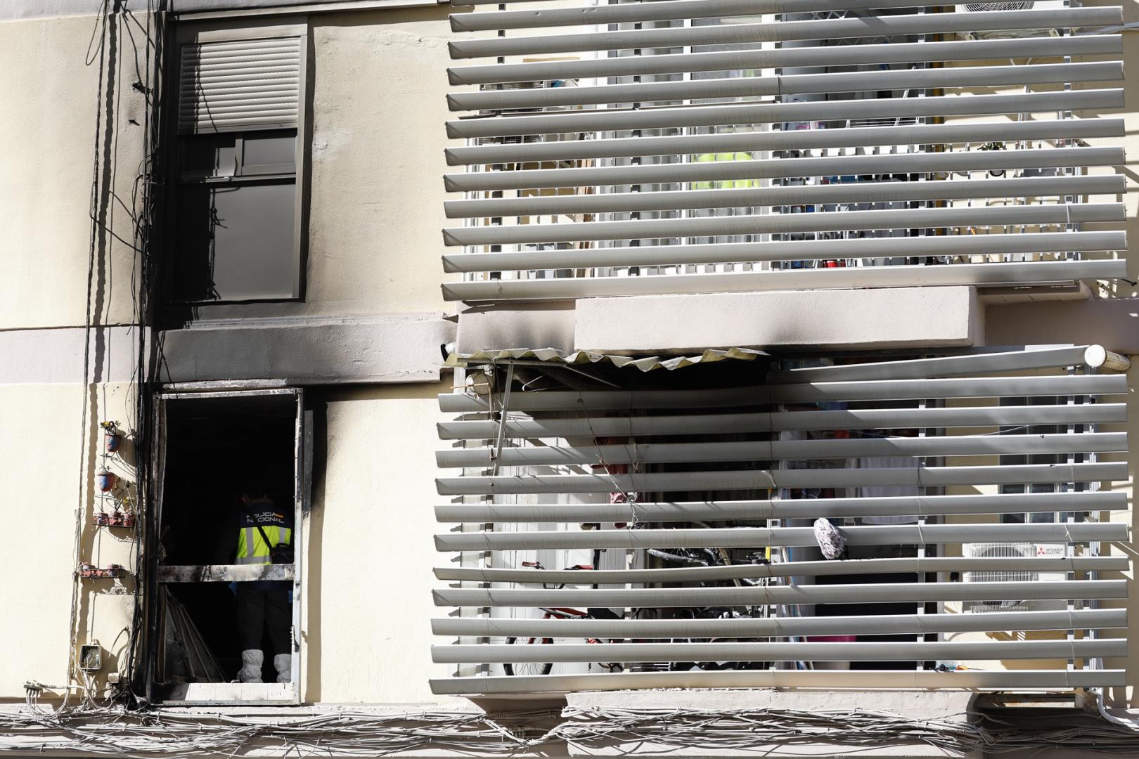 Exterior de la vivienda incendiada, donde ha fallecido una personas