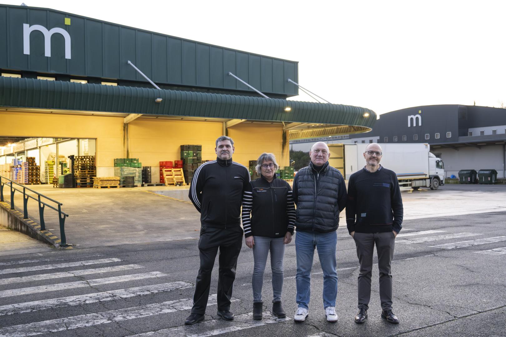 Desde la izquierda, delante de las naves de abastos de frutas y verduras (izquierda) y de pescado (derecha) los mayoristas Luis Goñi Zulaica (Pescados G.J.A.);Cristina Erro García (Pescados Caridad) y Jesús Zudaire Olmo (Iruña de Frutas y Verduras) junto a Imanol Huarte Hernández, administrativo de Mercairuña