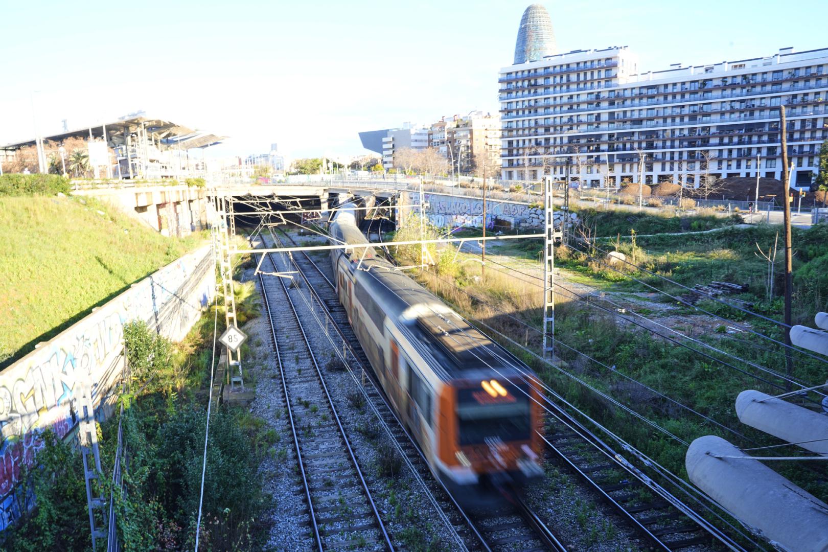 Vista de un tren de Rodalies circulando este viernes 23 de enero
