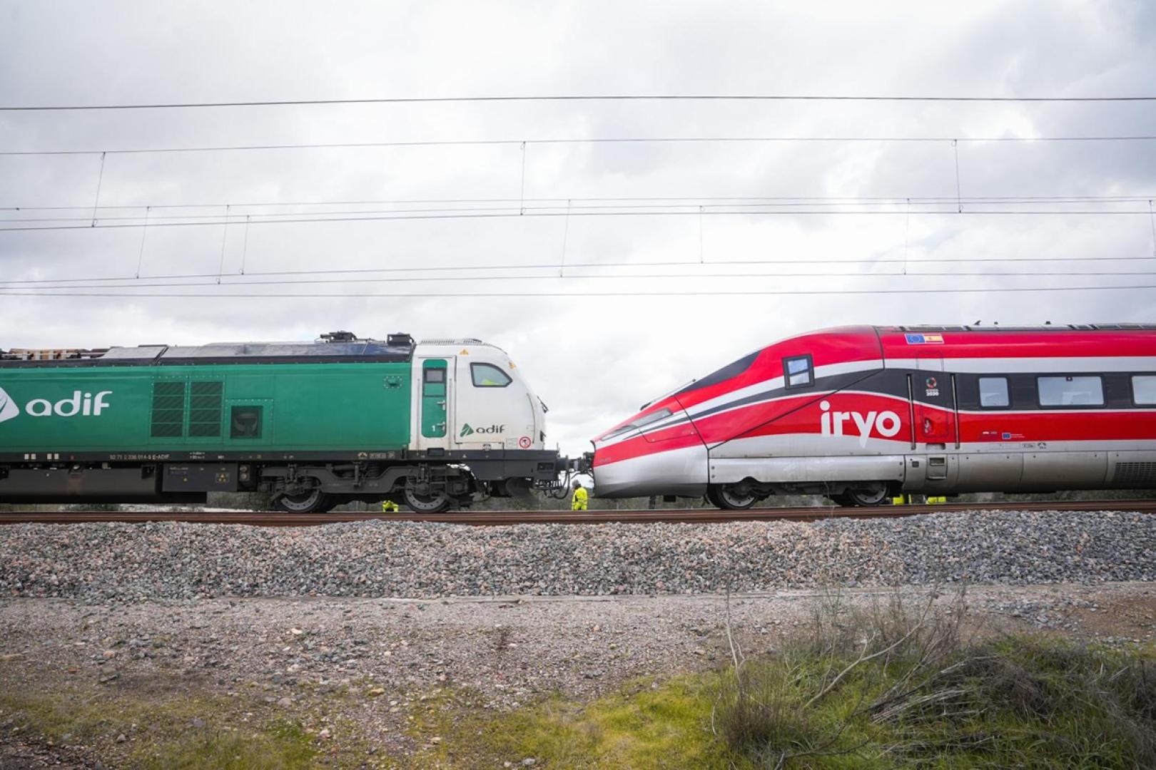Una locomotora de Adif remolca por la vía los cinco vagones del tren Iryo que están en mejores condiciones