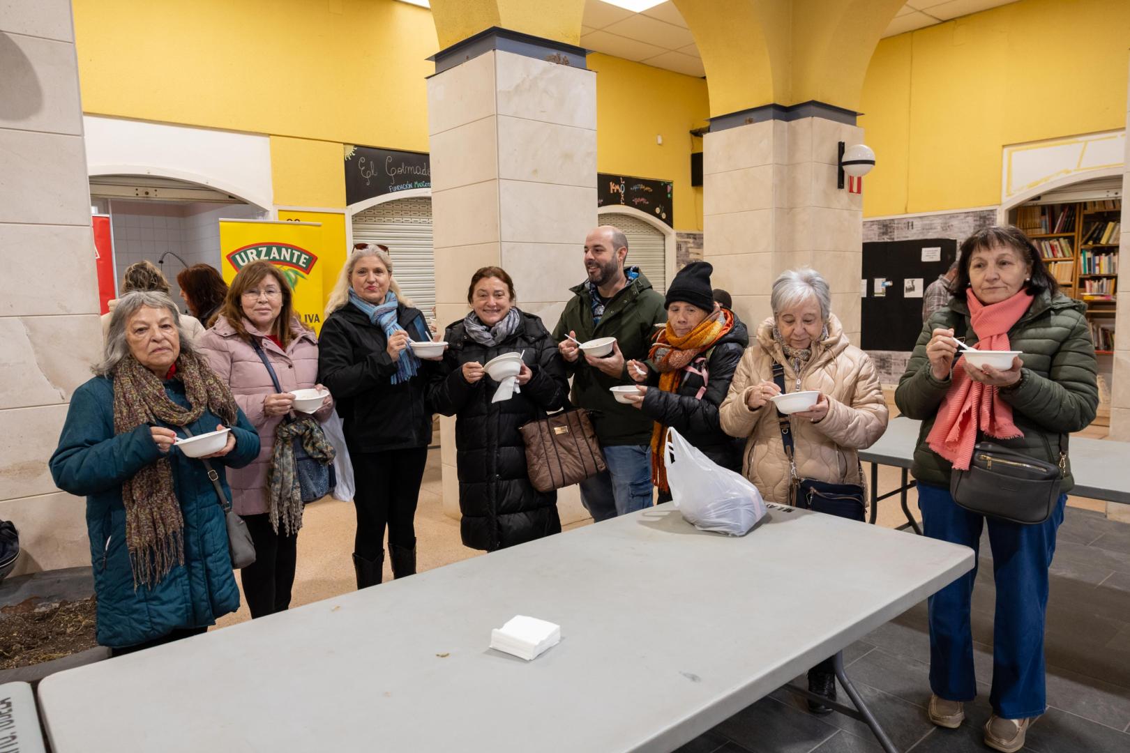 Algunos de los asistentes a la degustación de cardo celebrada ayer en el Mercado de Abastos de Tudela