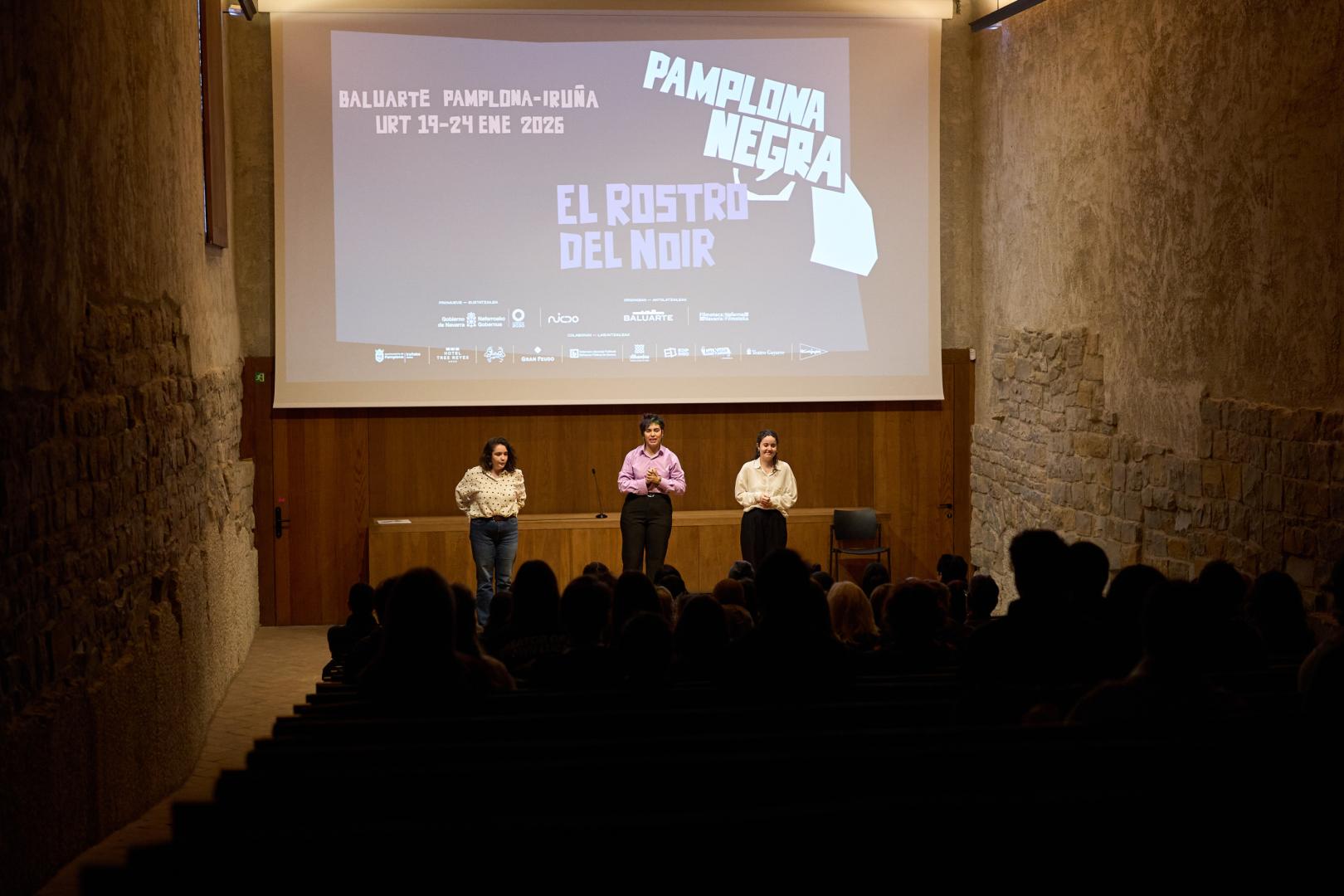 Tres de las actrices del grupo de teatro de la UPNA en la escena inicial de la ruta teatralizada