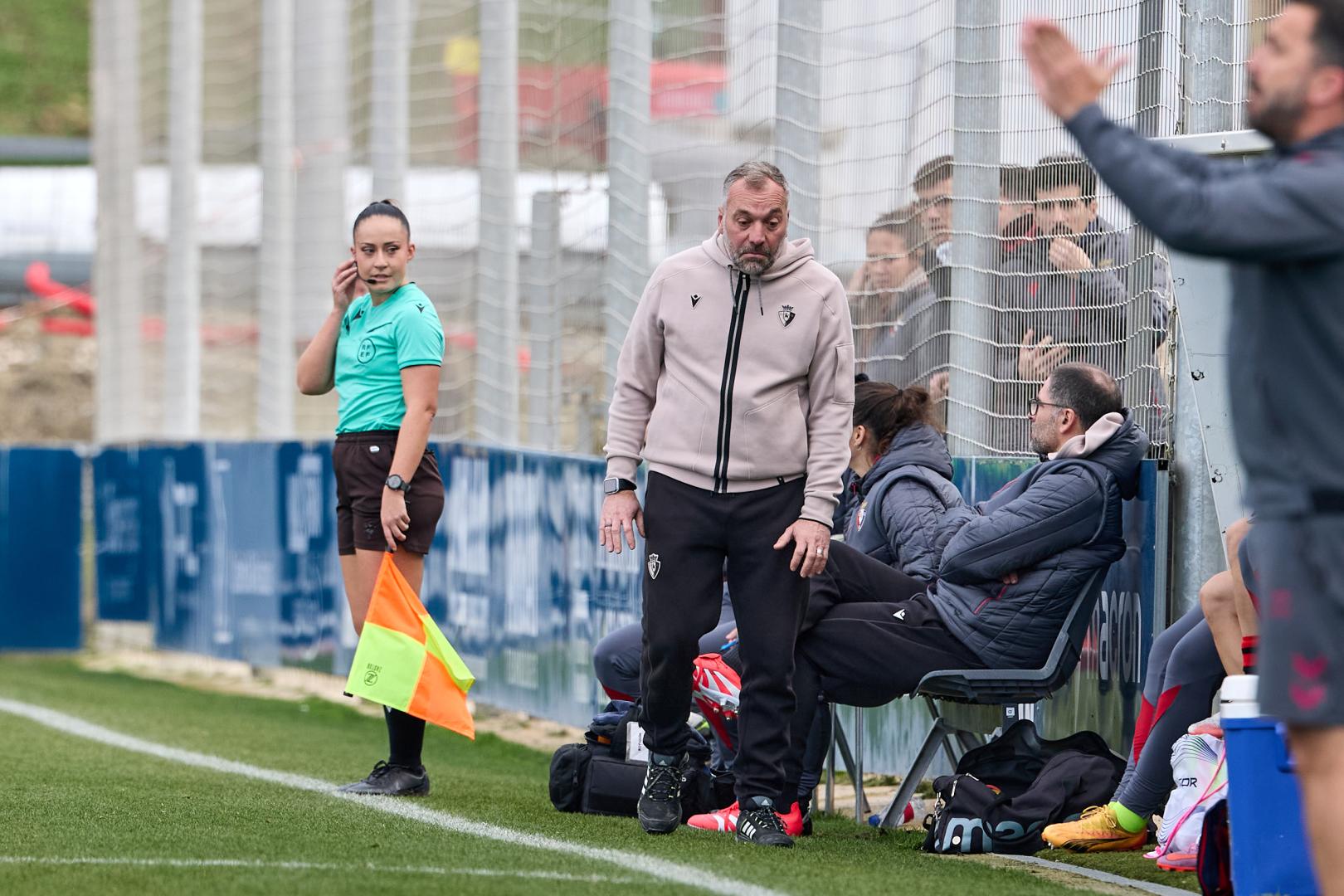 Josu Domínguez, entrenador de Osasuna Femenino, se sorprende de una decisión arbitral en el anterior partido frente al Tenerife B