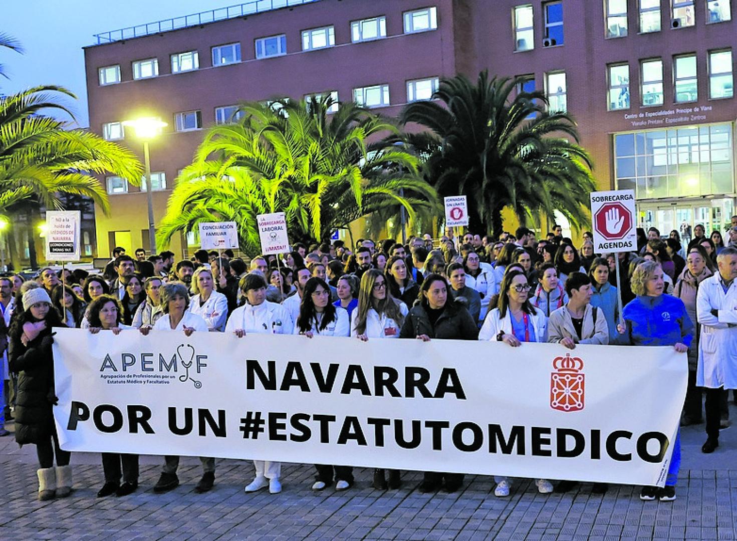 CONCENTRACION MEDICOS DE NAVARRA POR LA HUELGA NACIONAL FRENTE AL EDIFICIO DE CONSULTAS EXTERNAS PRINCIPE DE VIANALos facultativos concentrados ayer por la mañana ante el Centro Príncipe de Viana. J.C.CORDOVILLA