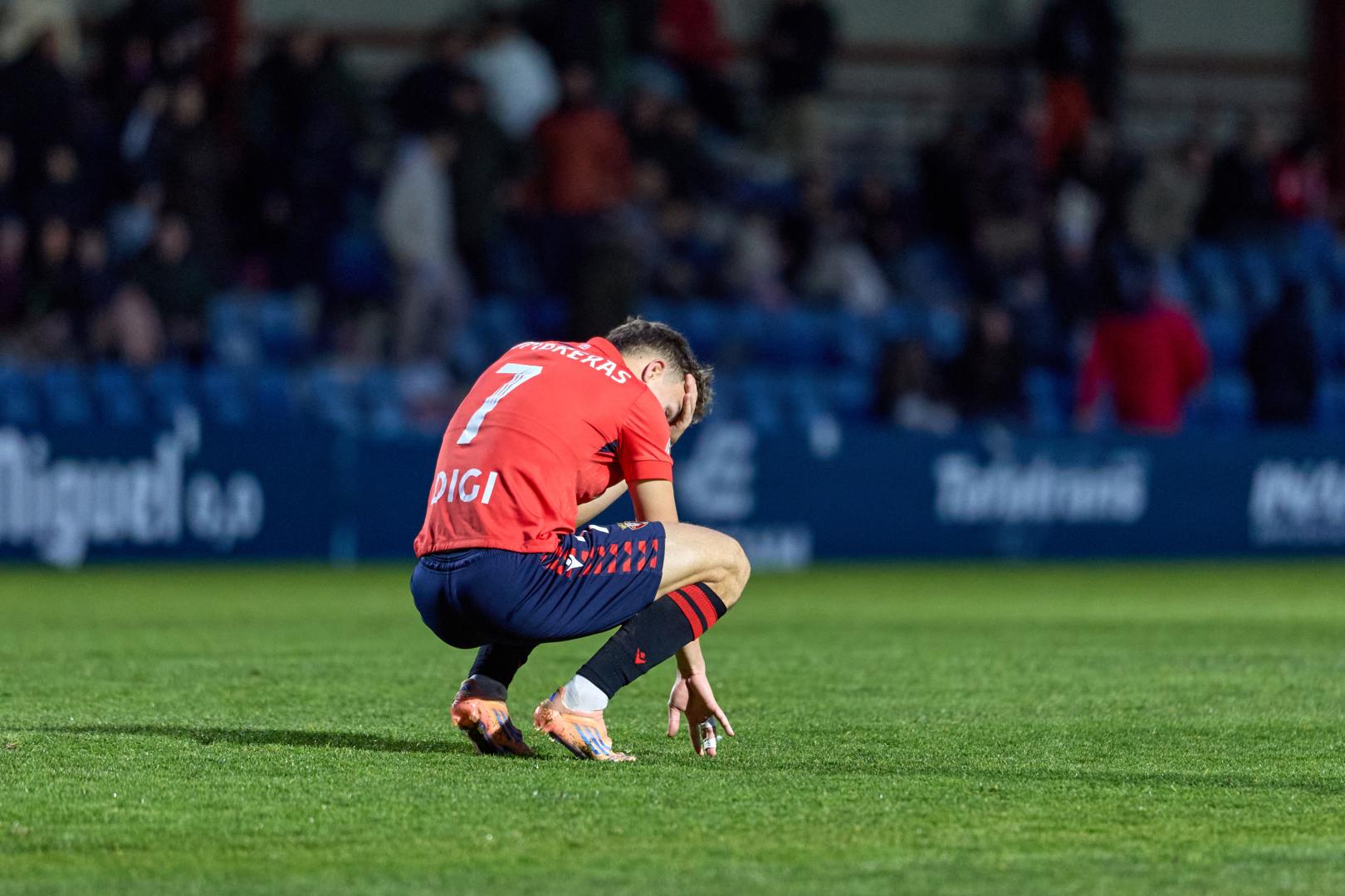 El extremo de Osasuna Promesas Carlos Lumbreras se lamenta tras la derrota ante el Arenas
