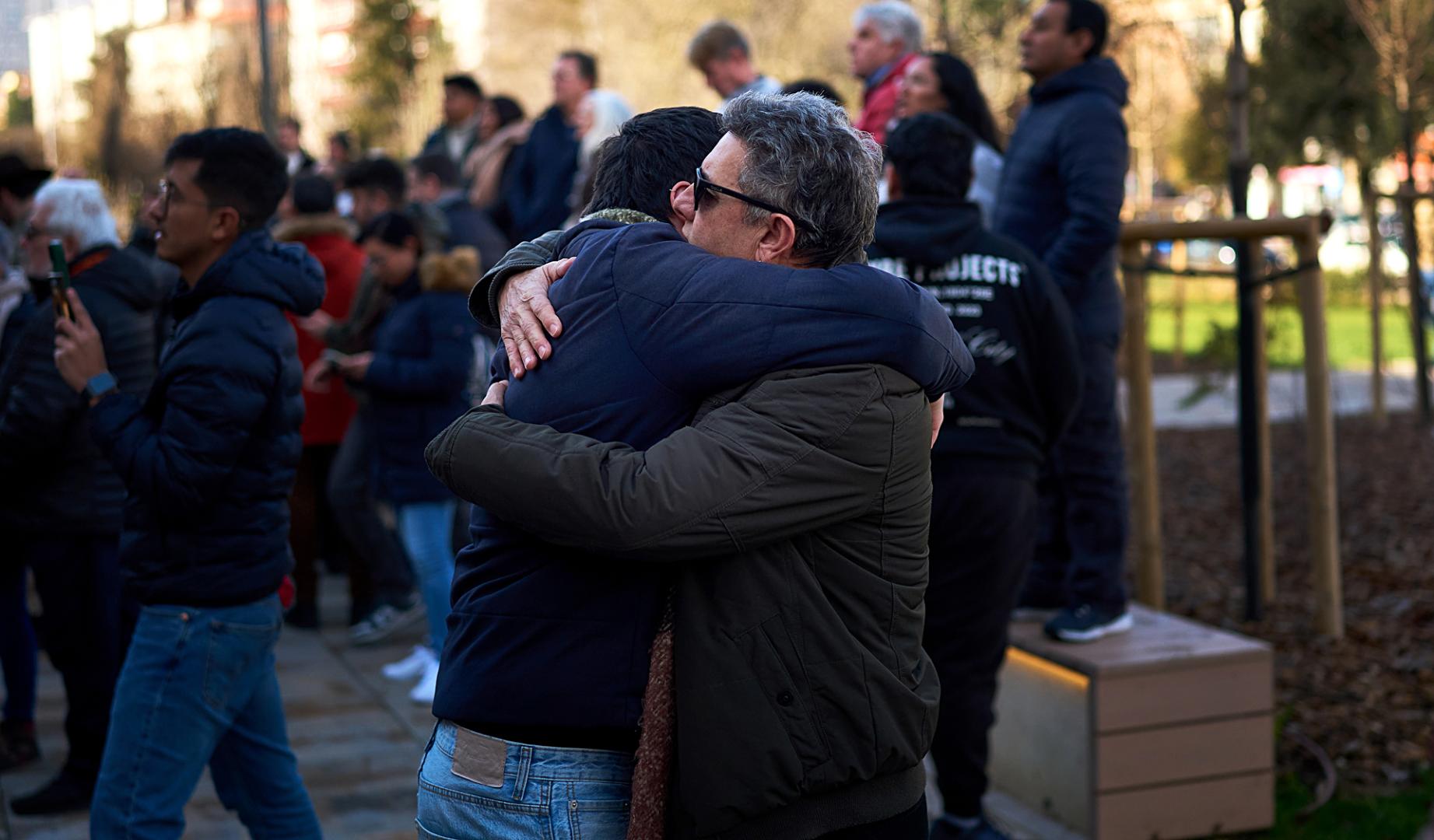 Familiares despidiéndose de estudiantes antes de las pruebas de Formación Sanitaria Especializada