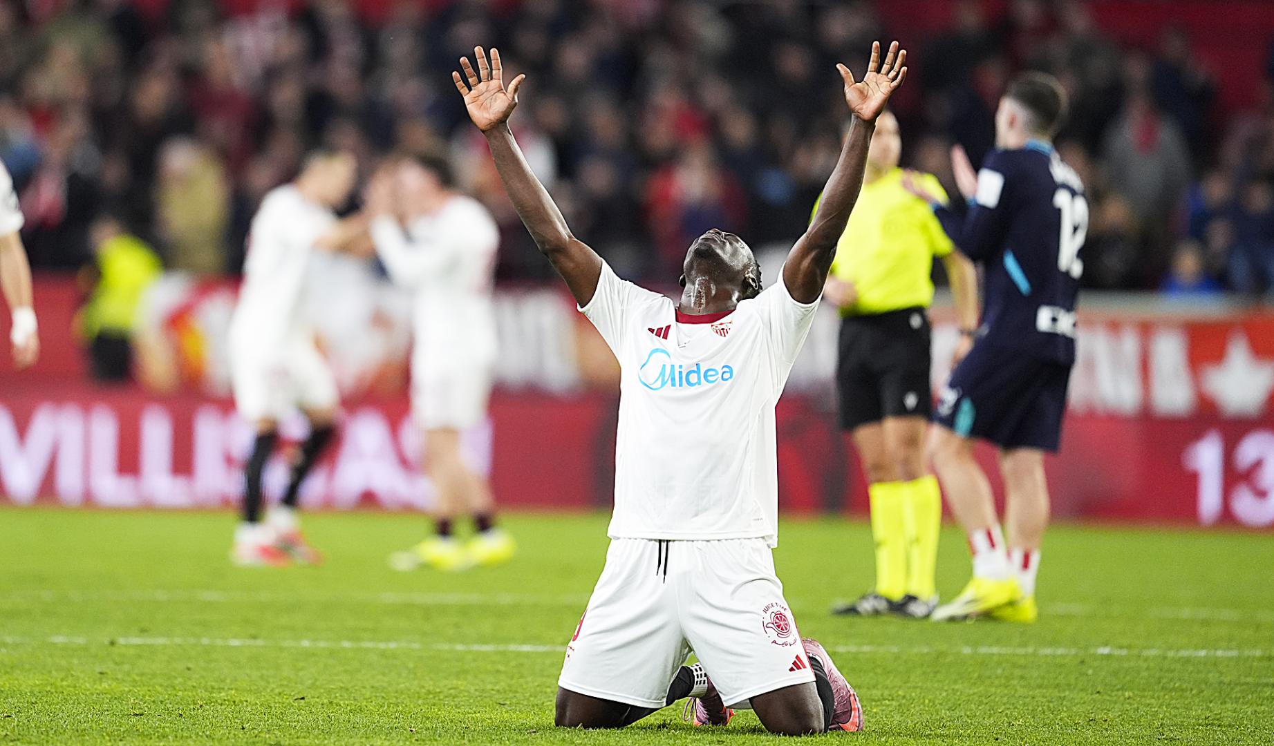 El sevillista Akor Adams, autor del tanto de penalti que puso el 2-1 en el marcador, celebra el triunfo al finalizar el partido